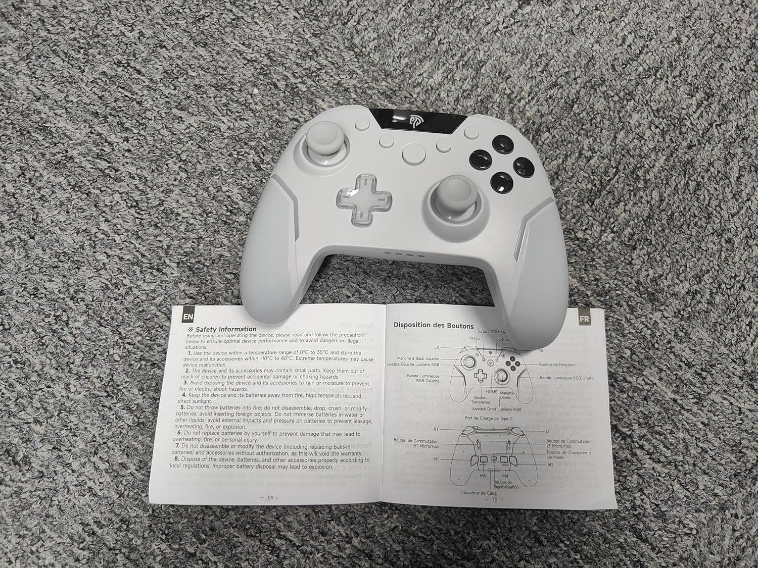 **EN Safety Information**

Before using and operating the device, please read and follow the precautions below to ensure optimal device performance and avoid dangers or illegal situations.

1. Use the device within a temperature range of 0°C to 35°C and store the device and accessories within -10°C to 40°C. Extreme temperatures may cause device malfunction.
2. The device and its accessories may contain small parts. Keep them out of reach of children to prevent accidental damage or choking hazards.
3. Avoid exposing the device and its accessories to rain, moisture, or direct sunlight. Keep the device and accessories away from fire, high temperatures, and direct sunlight.
4. Do not disassemble, drop, crush, or modify batteries. Avoid inserting foreign objects into batteries. Do not immerse batteries in water or other liquids. Avoid external impacts and pressure on batteries to prevent leakage, overheating, fire, or explosion.
5. Do not replace batteries yourself to prevent damage that may lead to overheating, fire, or personal injury.
6. Do not disassemble or modify the device including replacing batteries without authorization.
7. Dispose of the device and batteries according to local regulations. Improper disposal may lead to environmental damage.

**FR Disposition des Boutons**

-