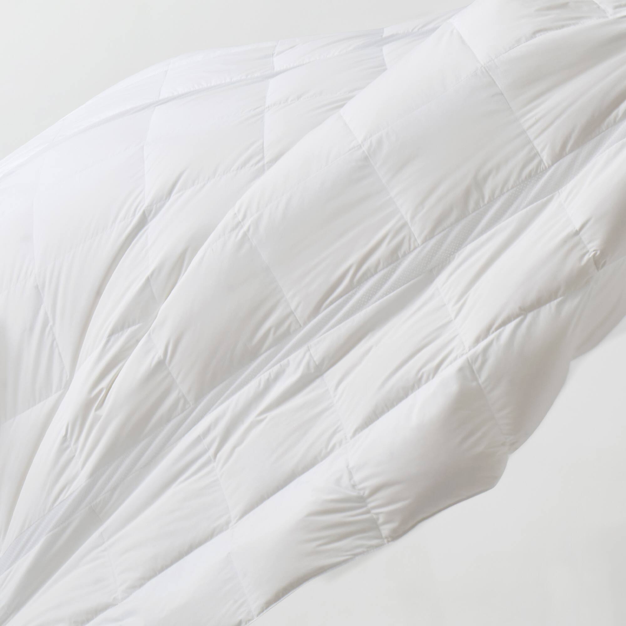 Angle. Puredown - Puredown 600FP Cooling Lightweight Breathable White Down Comforter, Oversized Summer Blanket, White, Full/Queen - White.