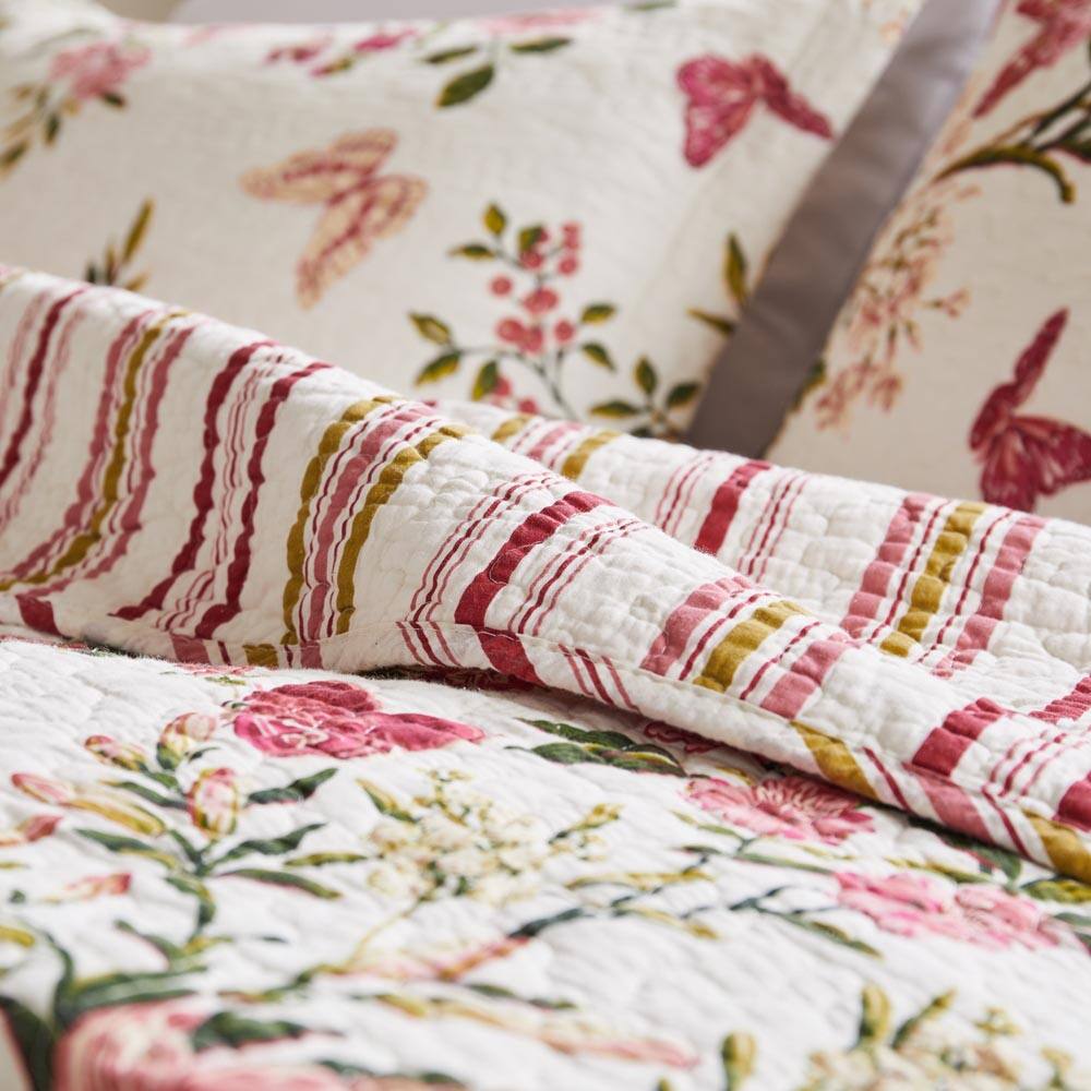 Left. BreeBe - Butterflies Quilt Set 3-Piece Full/Queen - Multi.