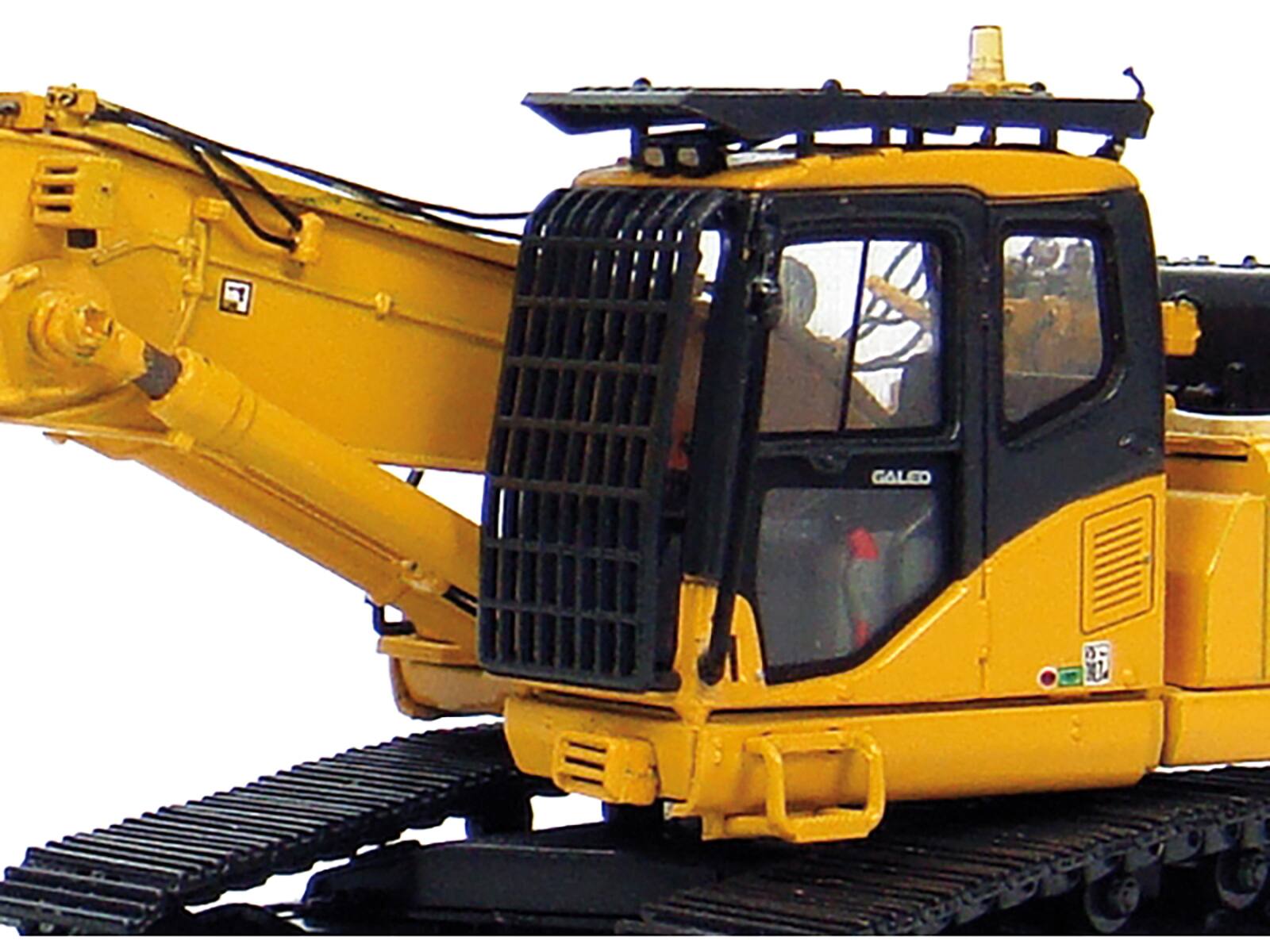 Alt View 3. Universal Hobbies - Komatsu PC450LC Excavator Short Boom with Bucket Yellow 1/50 Diecast Model by Universal Hobbies.