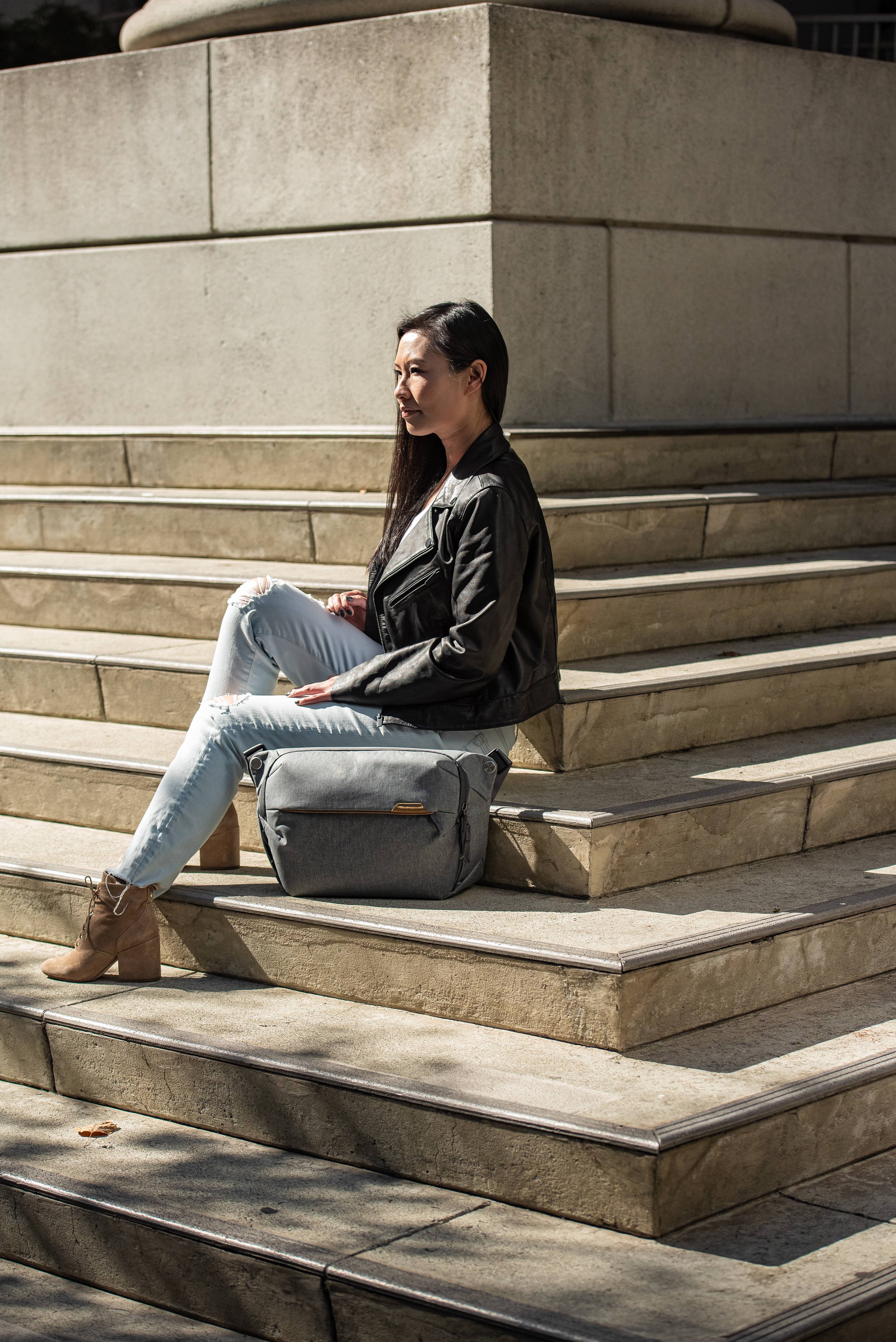 Alt View 16. Peak Design - Everyday Sling V2 10L - Ash.