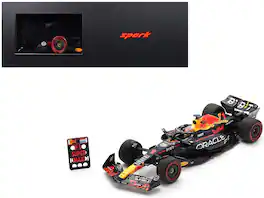 Spark - Red Bull RB19 #1 Max Verstappen Oracle Winner F1 British GP 2023 with Pit Board and Acrylic Display Case 1/18 - Multicolor