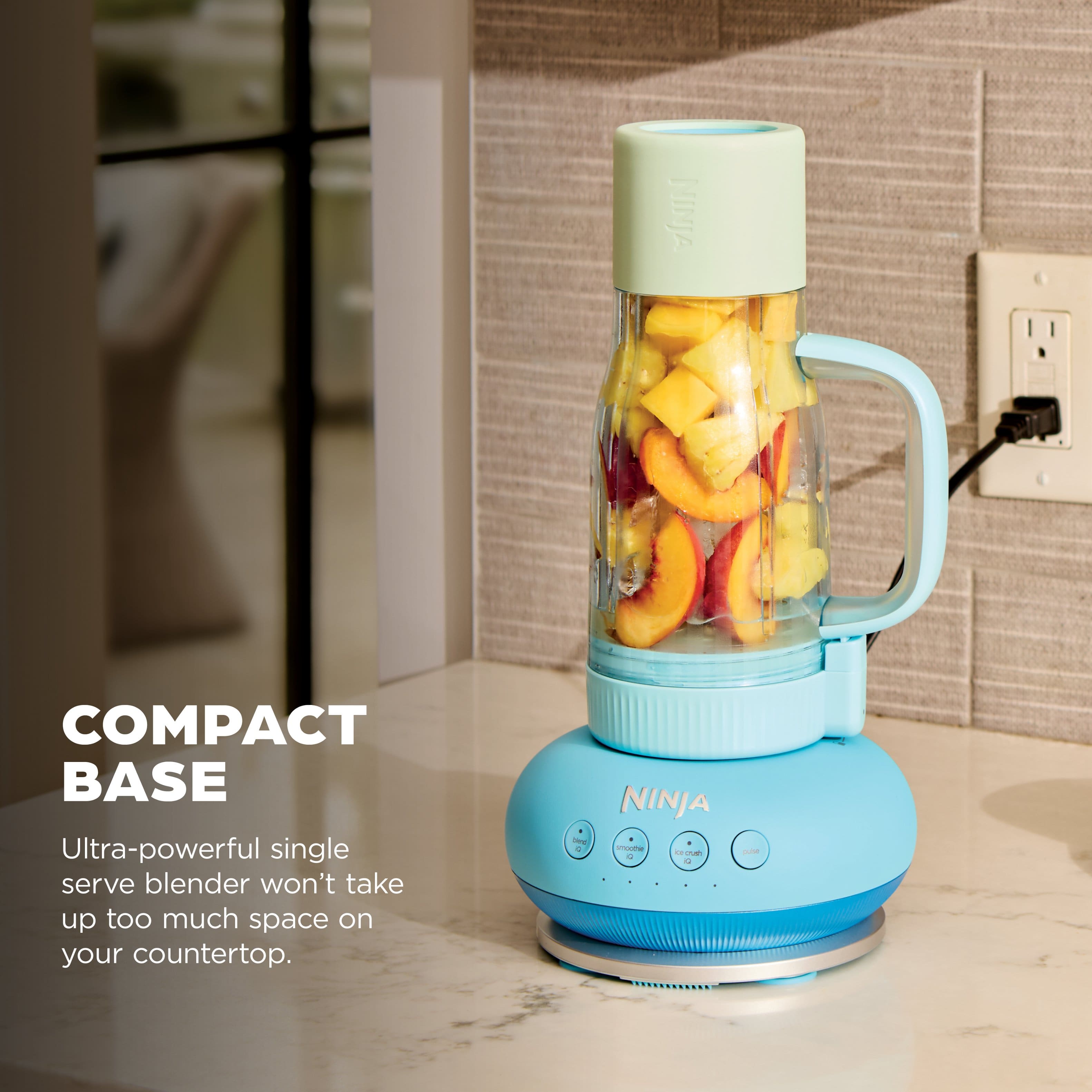 COMPACT BASE
Ultra-powerful single serve blender won't take up too much space on your countertop.
