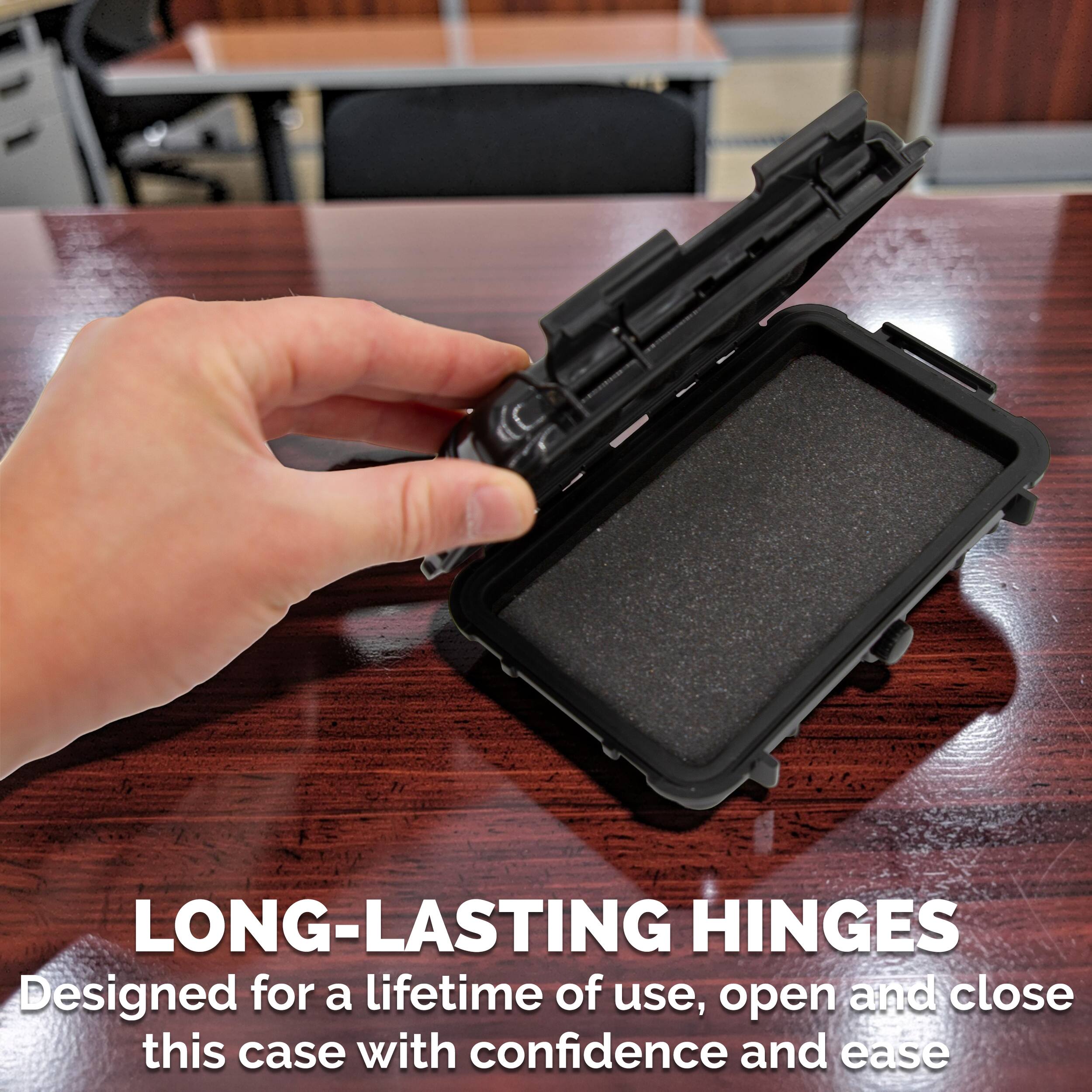 LONG-LASTING HINGES  
Designed for a lifetime of use, open and close this case with confidence and ease