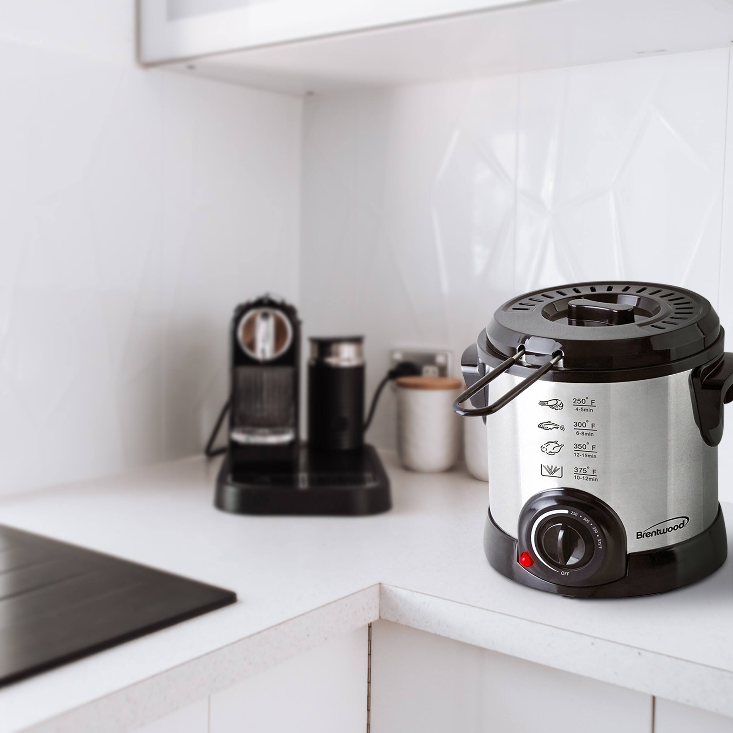 The text on the image reads: "250" - 1m 300 F 1.25m 350 F 1215m 370 E 101 nmEt.c - I Brentwood -". This text is likely a description or instructions for using the pressure cooker. It may indicate the maximum pressure level, temperature settings, and other relevant information for safe and effective use of the appliance.