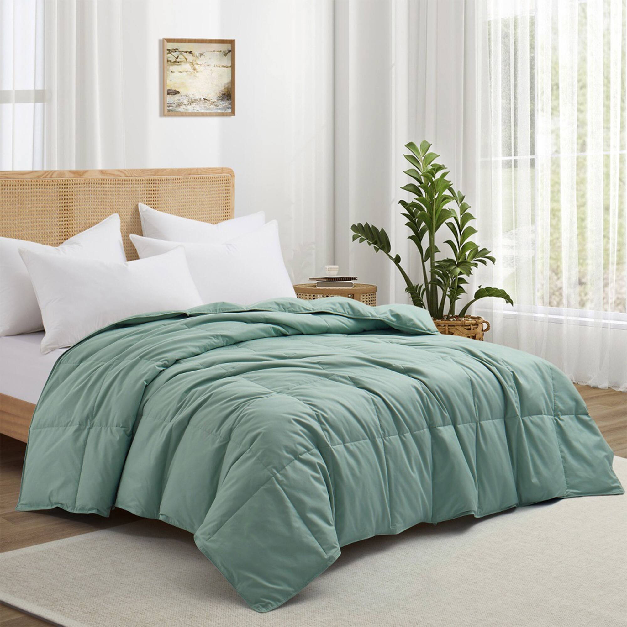 Angle. Puredown - Puredown Luxurious 300TC 100% Organic Cotton Down Feather Fiber Comforter, Green, California King - Green.