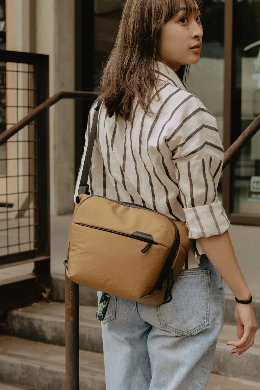 Alt View 20. Peak Design - Everyday Sling V2 6L - Coyote.