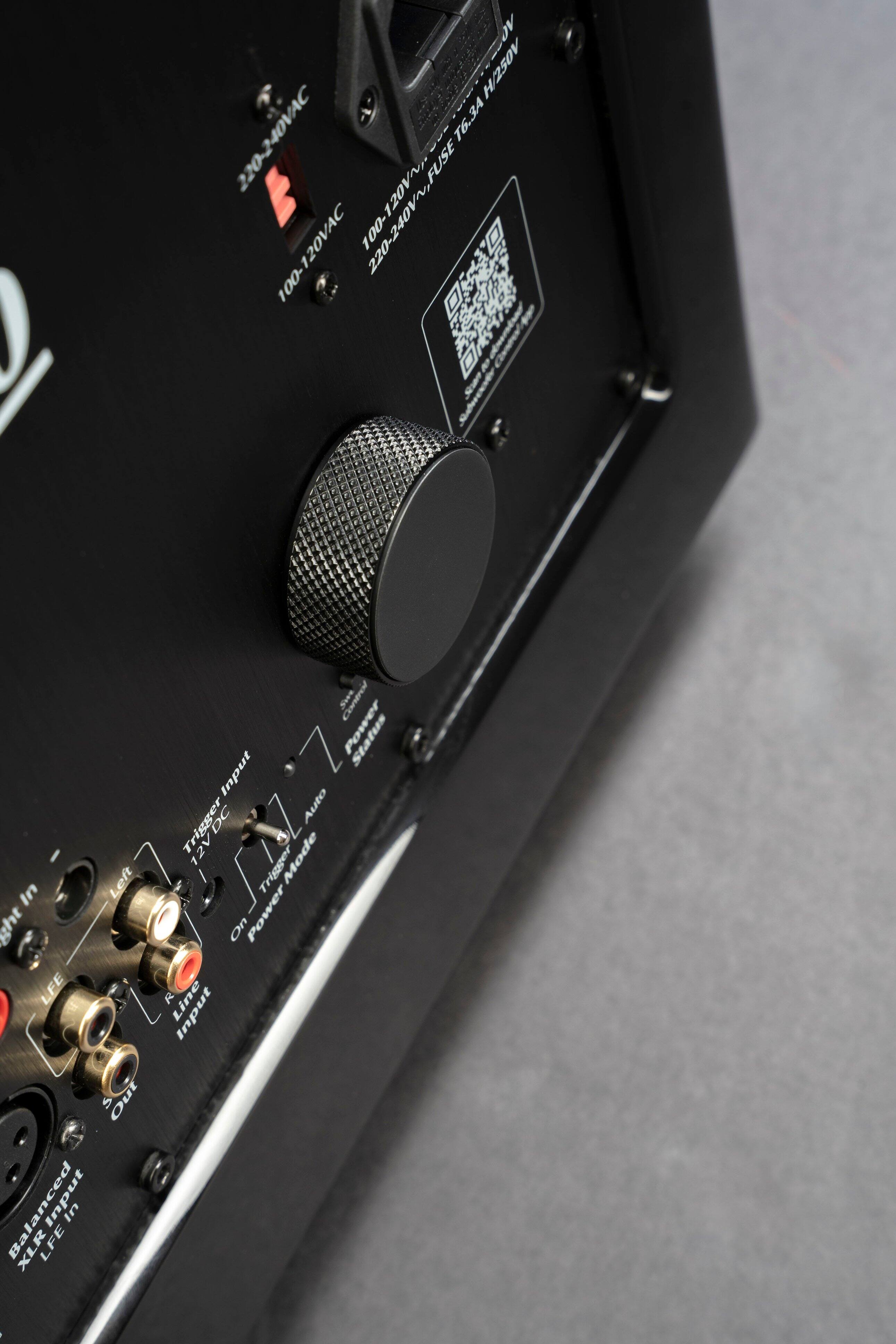 The text on the image reads:
"OV H/250V 220-240VAC 6.3 100-120VAC 220-240V~,FUSE 100- Sw in Left ht LFE S Out 2 Balanced Input In Ba XLR LFE I Control Status Input Trigger DC Auto 12V Mode Trigger On Power R Input: A"
This text is likely a description or specifications for the electronic device, which could be a mixer, amplifier, or other audio equipment. The text provides information about the voltage range, fuse, and input/output connections, as well as the device's control and trigger functions.