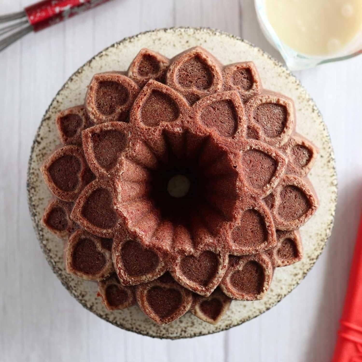 Angle. Baker's Secret - Baker's Secret Fluted Cake Pan, Cast Aluminum 2 Layers Nonstick Coating (Amour) - Champagne Gold.