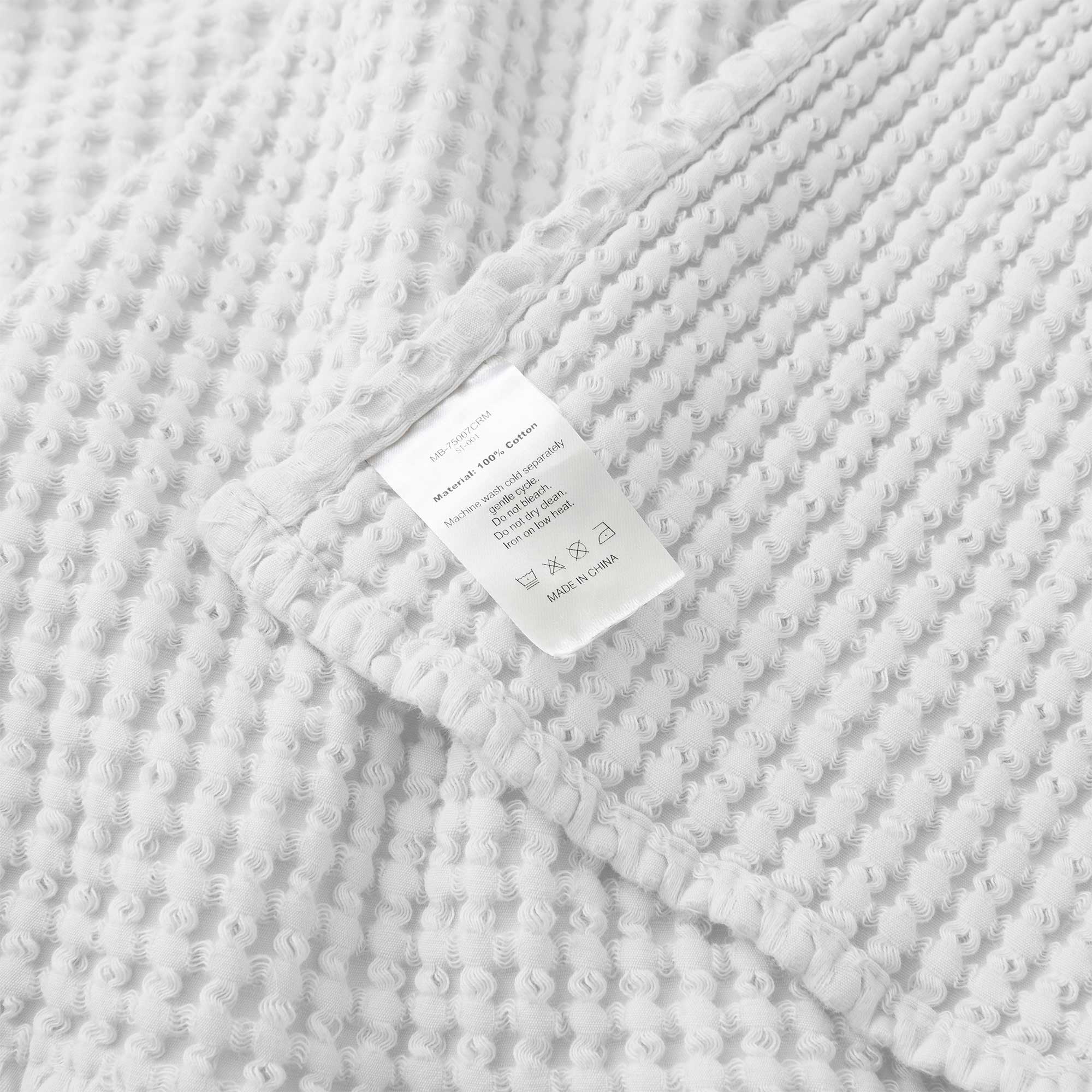 MB-75007CRM 51-001  
100% Cotton  
Material: 100% cotton separately  
Machine wash: warm water, gentle cycle.  
Do not bleach.  
Do not dry clean.  
Do not tumble dry.  
Do not iron.  
MADE IN CHINA