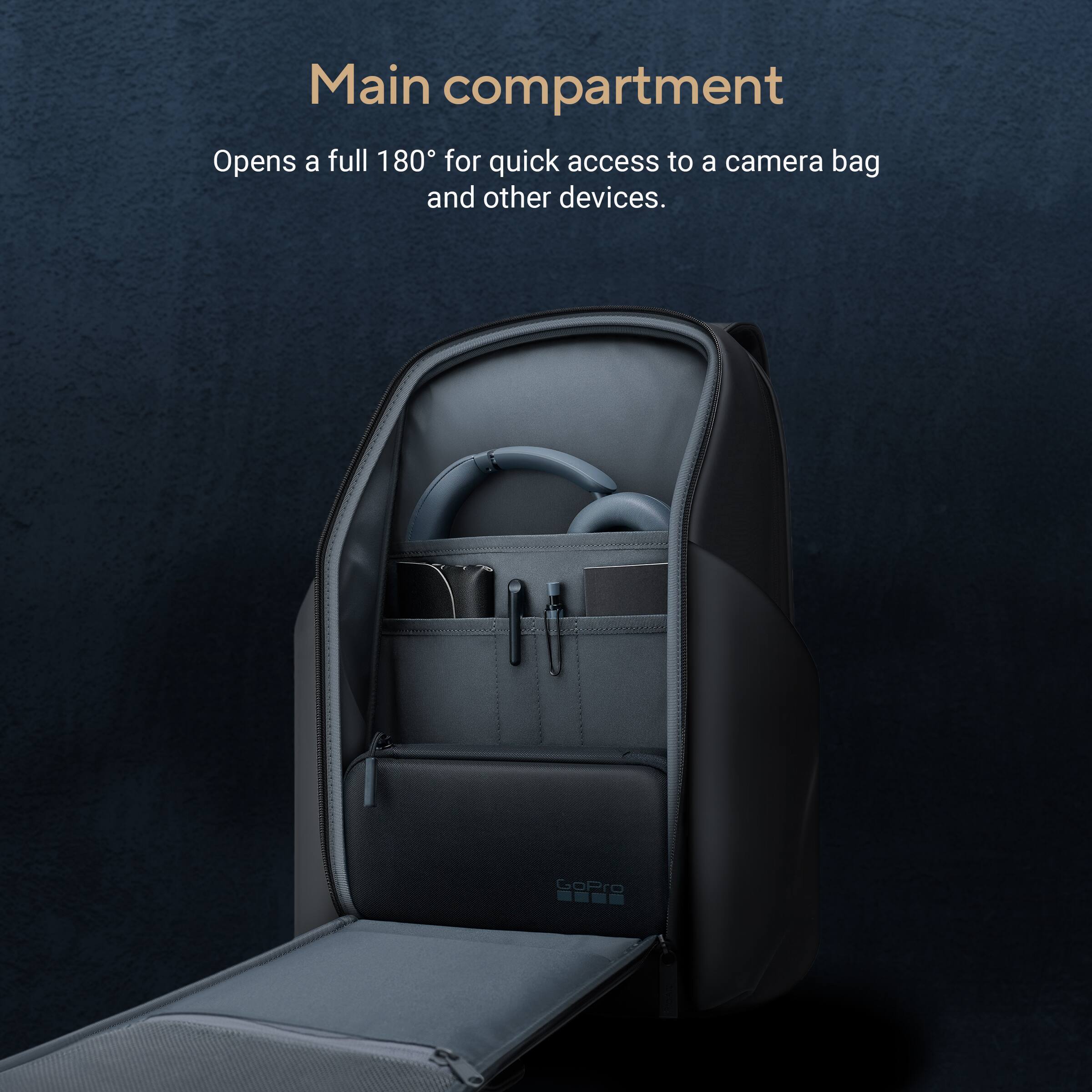 Main compartment  
Opens a full 180° for quick access to a camera bag and other devices.