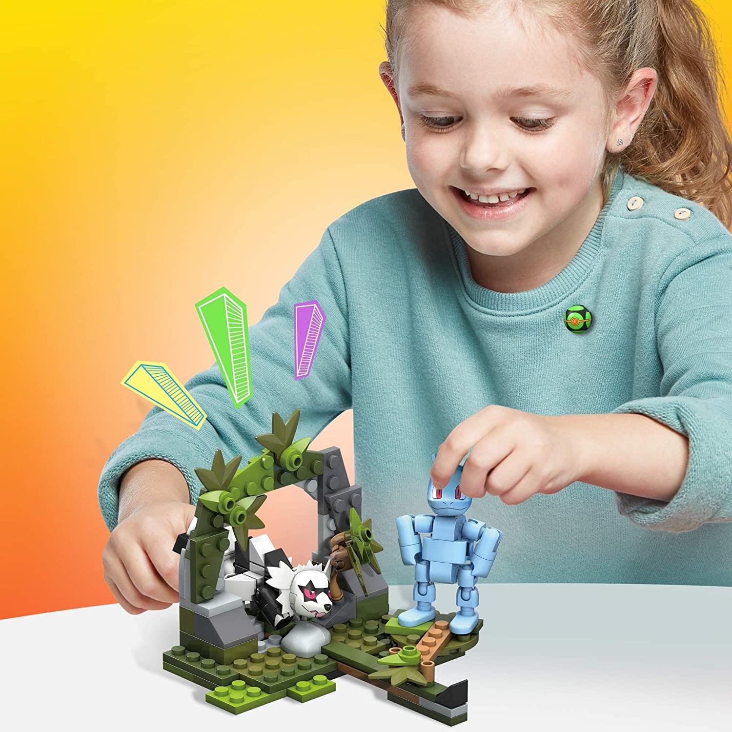 Alt View 2. Pokémon - Pokemon Mega Construx 149 Piece Building Set | Galarian Zigzagoon vs Machop - Red.