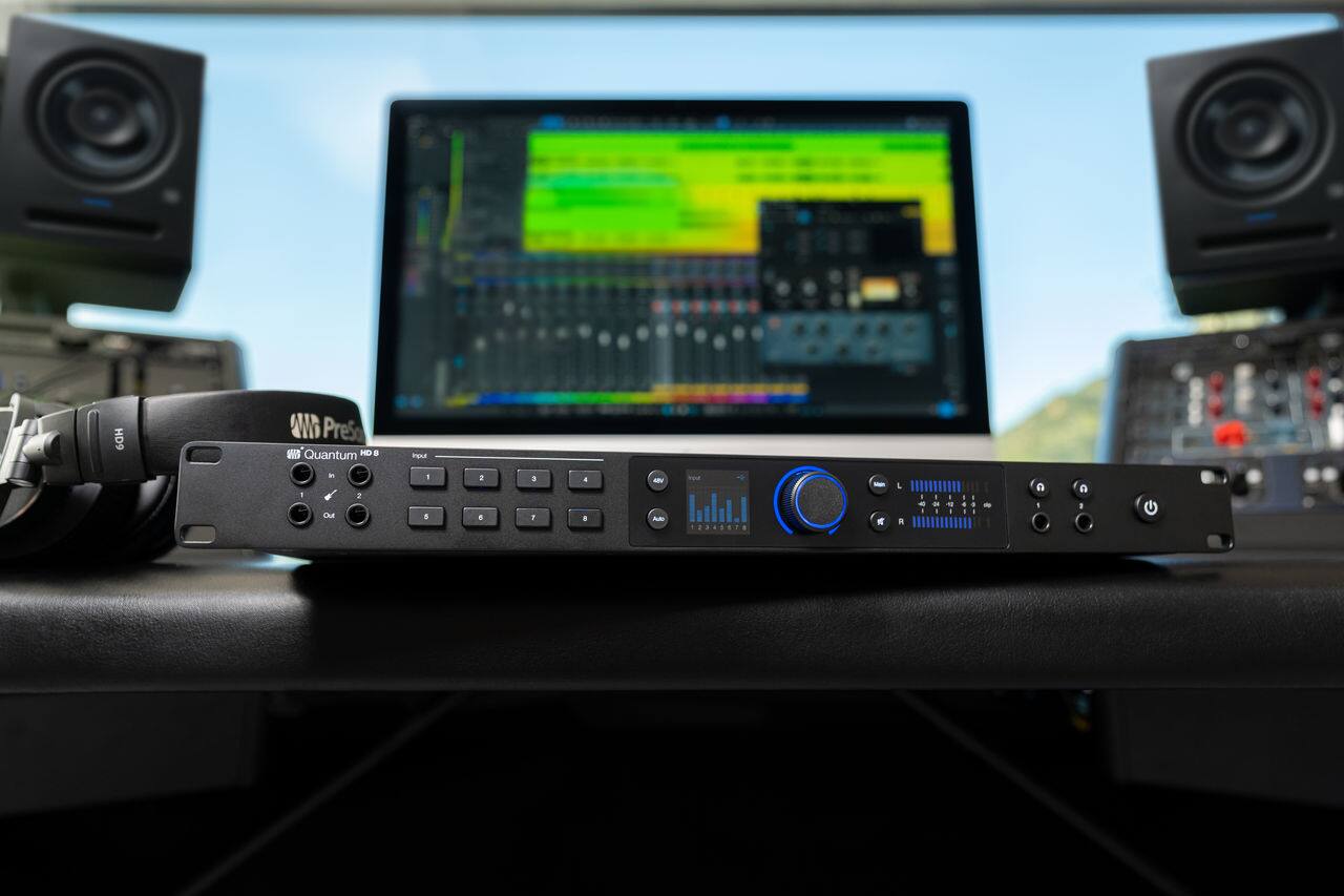 The text on the image reads: "HD9 AMB PreS Quantum HD 8 I/O 1 - Cu: 1 8 2 1 - 1 - 1 n 1". This text is likely related to the audio equipment and may be a description or specifications for the equipment.