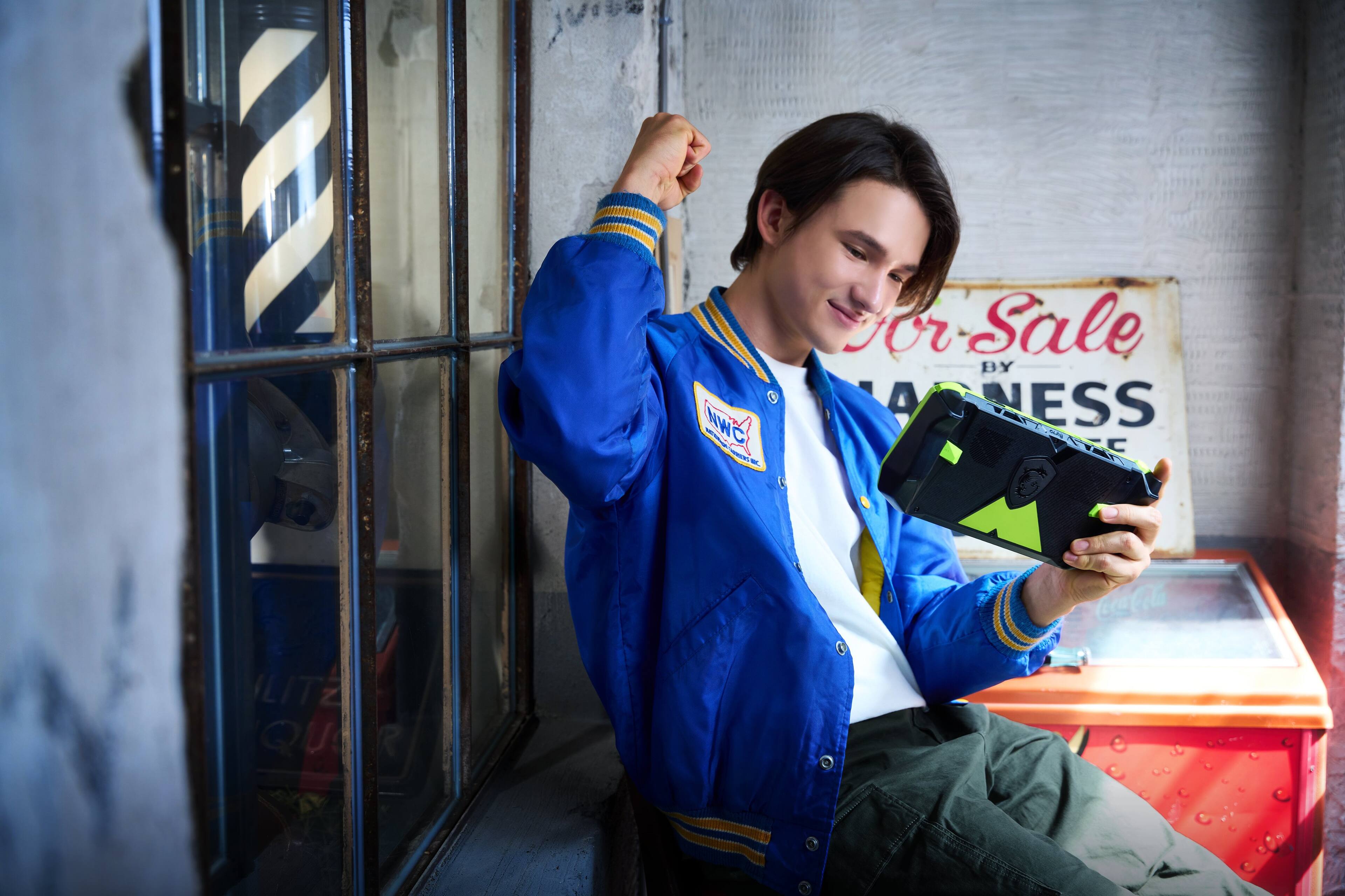 G NWC M - - For Sale BY A NESS C Aml VEA Coca-Cola ILITZ QU R