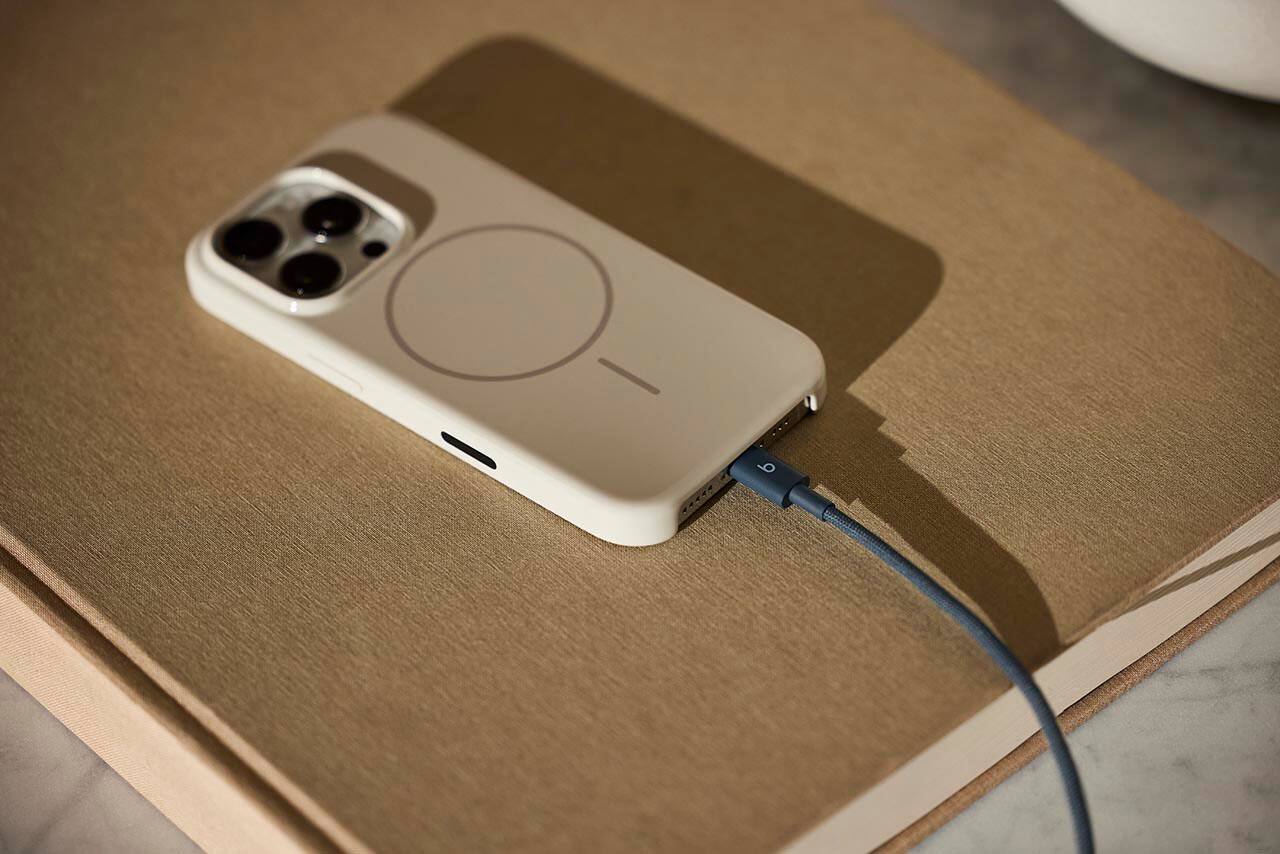 Alt View 17. Beats - 5' USB-C to USB-C Woven Cable - Nitro Navy.