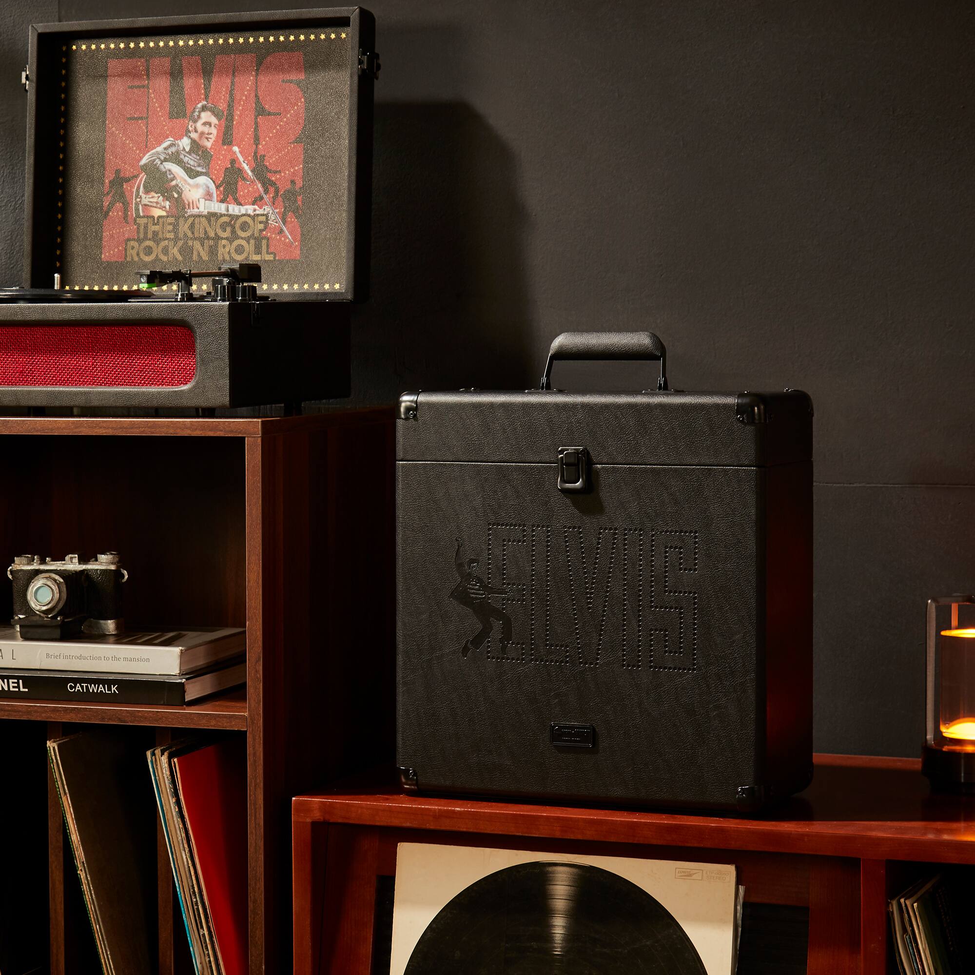 ELVIS  
THE KING OF ROCK 'N ROLL

ELVIS

NEL  
CATWALK