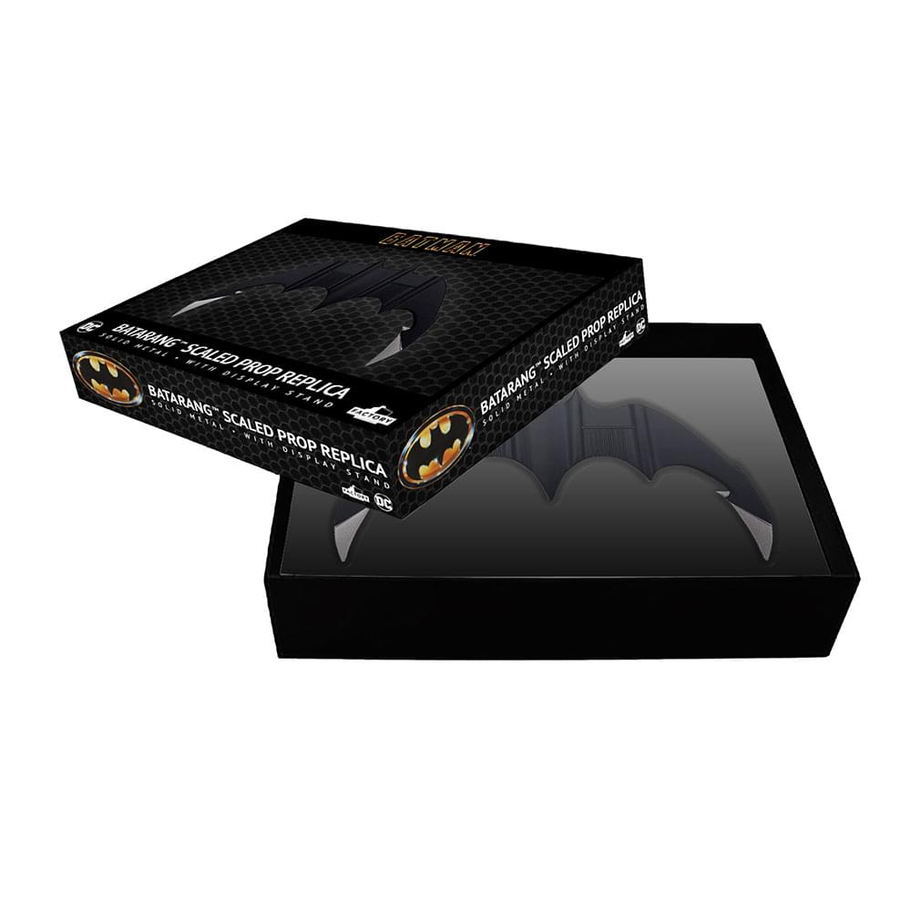 BATARANG - SCALED PROP REPLICA  
BATARANG - SCALED PROP REPLICA  
SOLID METAL WITH DISPLAY STAND  
DC