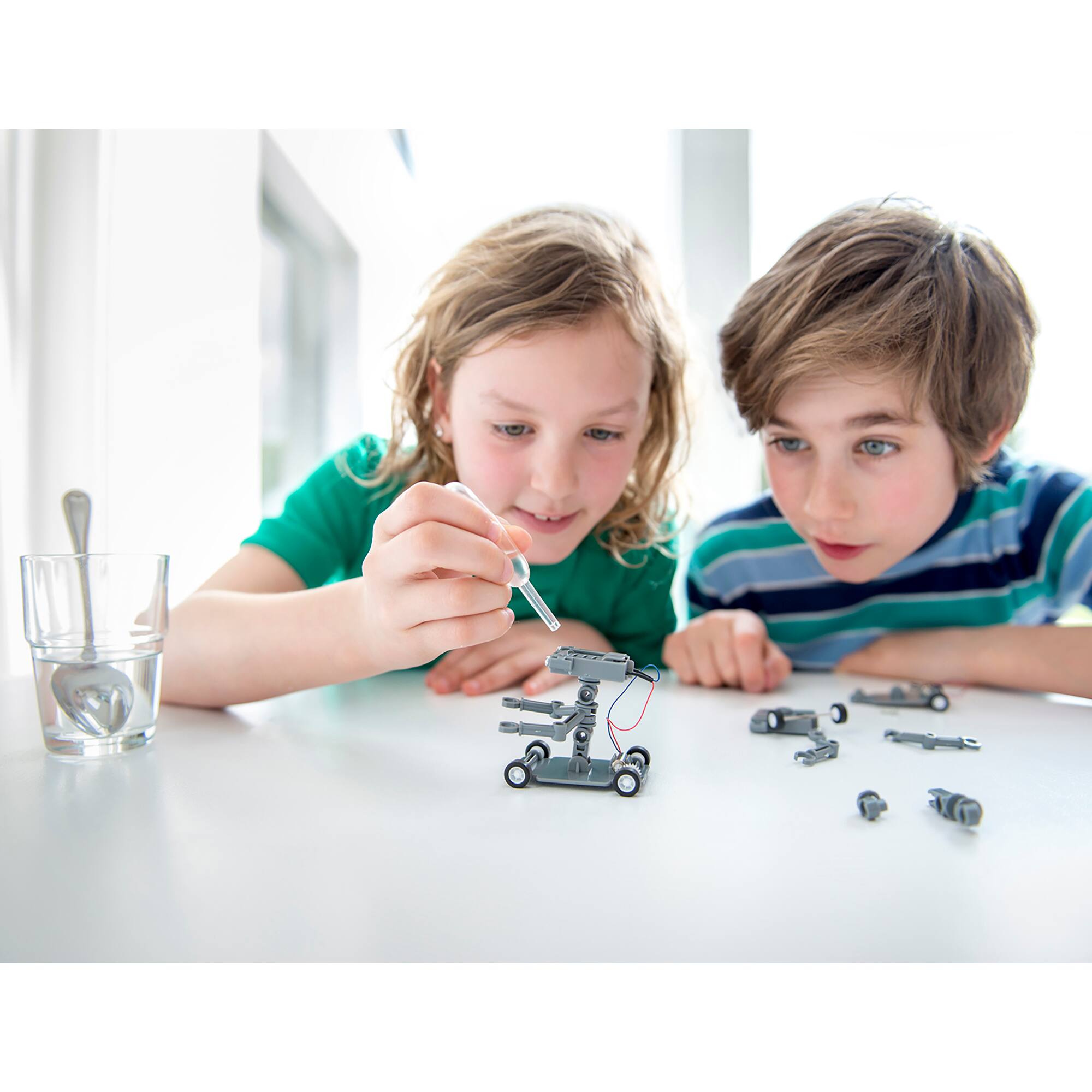 Alt View 5. 4M - Green Science Salt Powered Robot - DIY Mini Building Kit - Mulitcolor.