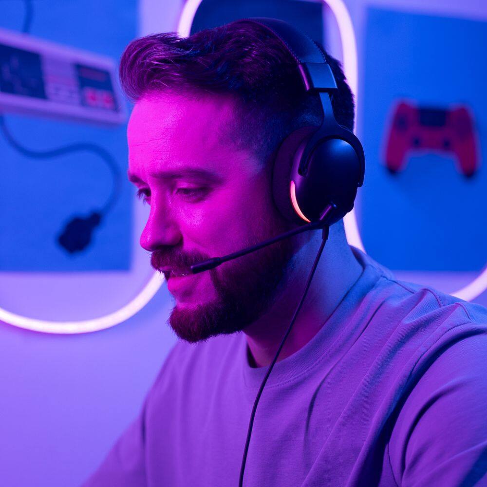 Back. RadioShack - Gaming Headphones 3.5mm and USB-A with 40mm Drivers, Black - Black.