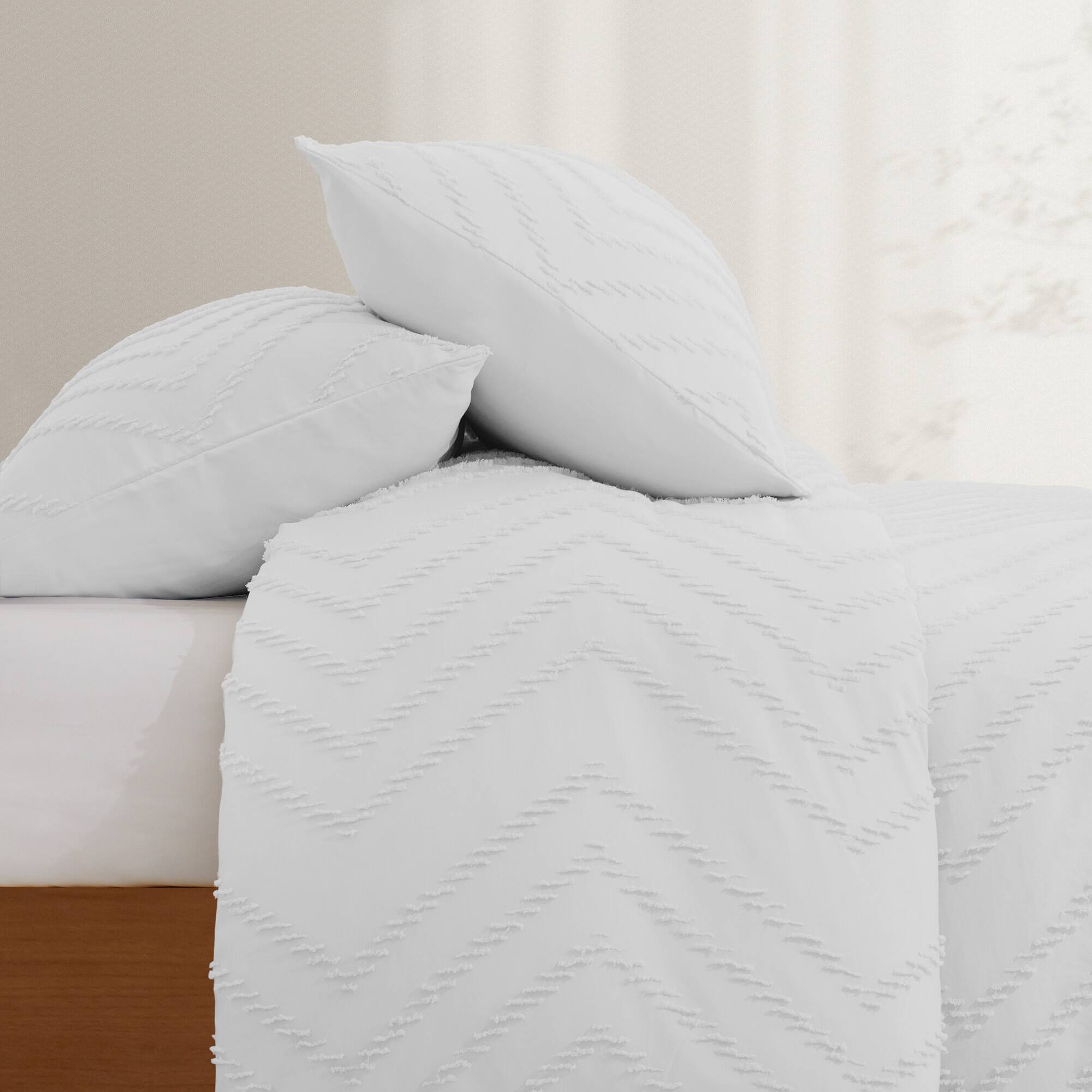 Angle. Peace Nest - Peace Nest Tufted Clipped Jacquard Geometric Duvet Cover & Pillowcase Set - Wave White.