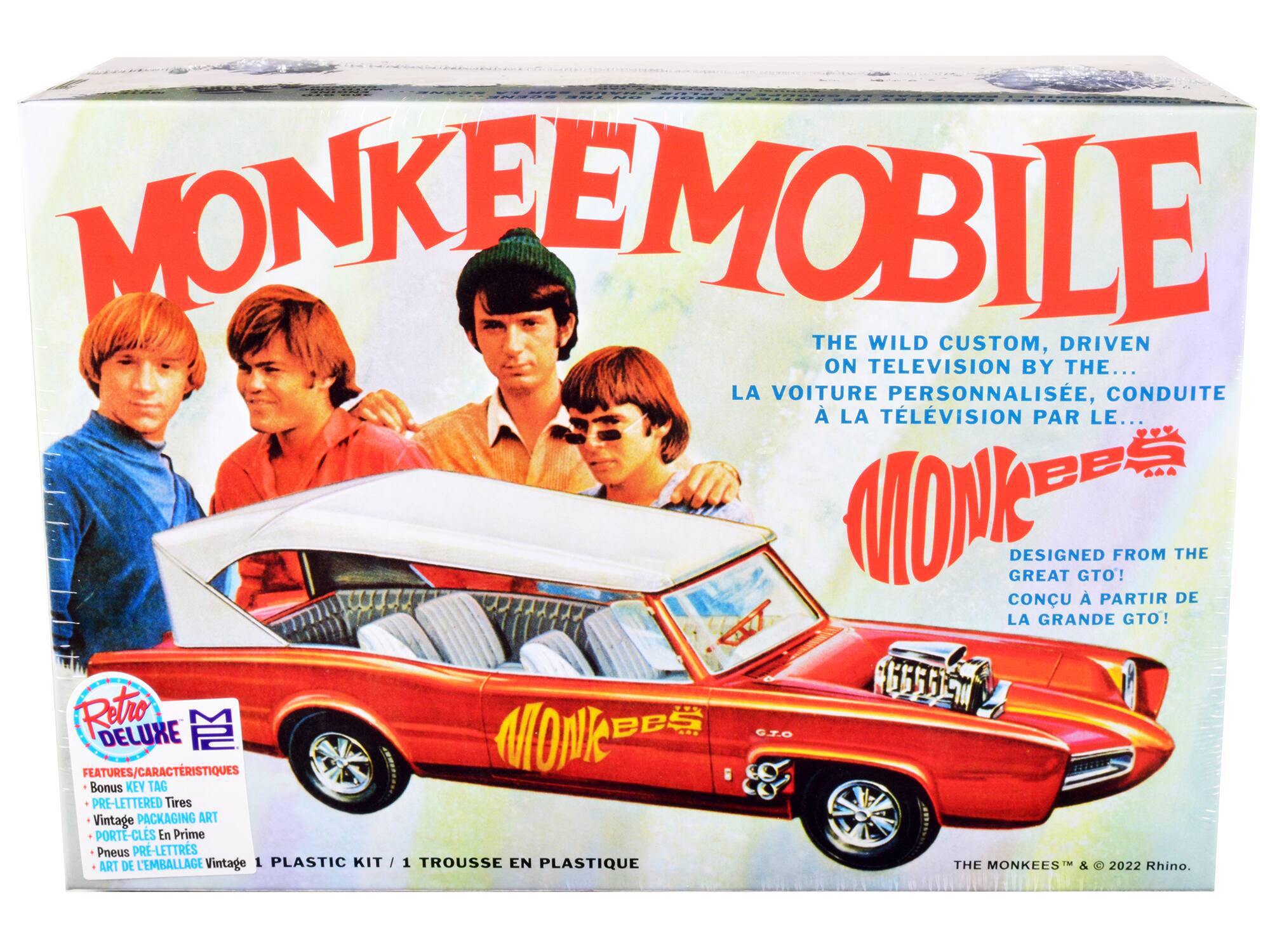 MONKEEMOBILE  
THE WILD CUSTOM, DRIVEN ON TELEVISION BY THE...  
LA VOITURE PERSONNALISÉE, CONDUITE À LA TÉLÉVISION PAR LE...  

DESIGNED FROM THE GREAT GTO!  
CONÇU À PARTIR DE LA GRANDE GTO!  

Retro DELUXE  
FEATURES/CARACTÉRISTIQUES  
- Bonus KEY TAG  
- PRE-LETTERED Tires  
- Vintage PACKAGING ART  
- PORT-CLÉS En Prime  
- Pneus PRÉ-LETTRÉS  
- ART DE L'EMBALLAGE Vintage  

1 PLASTIC KIT / 1 TROUSSE EN PLASTIQUE  

THE MONKEES™ & © 2022 Rhino.