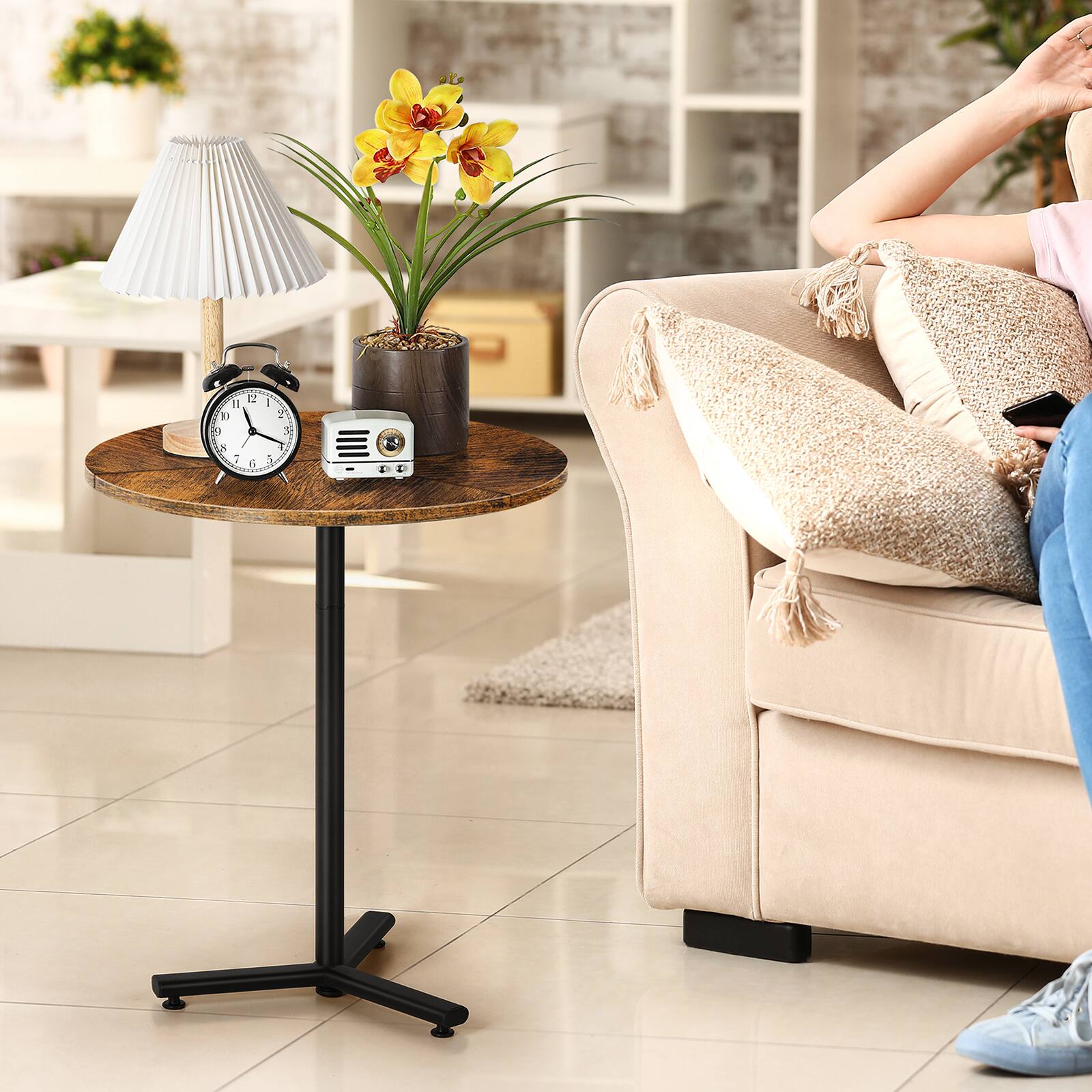 Angle. Oumilen - Rustic Round Side Table with 3-Panel Wood Top - Brown.