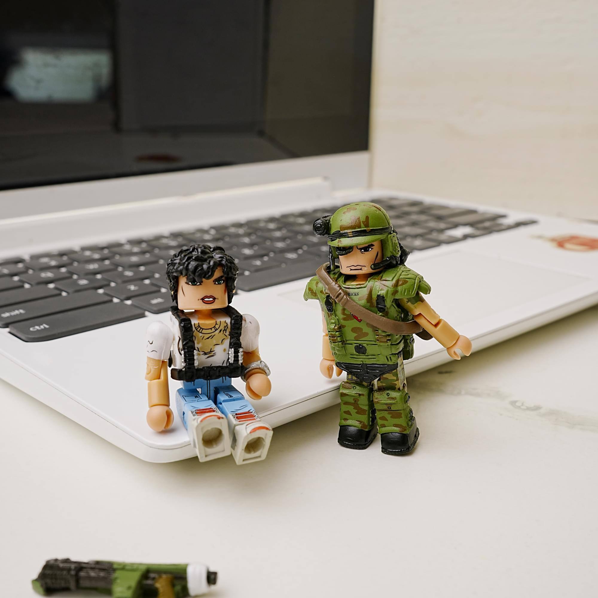 Alt View 2. Diamond Comic - Aliens Cpl. Hicks & Rescue Mission Ripley 2-Pack Series 1 Minimates - Black.