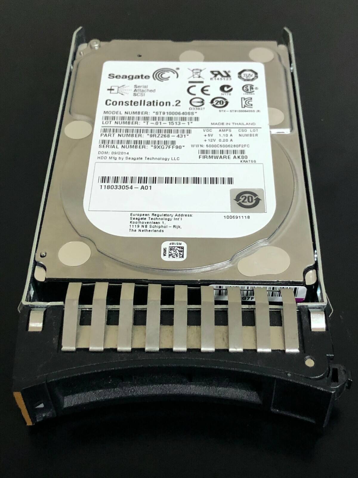 Seagate LR TU 18S129 Serial Attached SP SCSI Constellation.2 20 KC D33827 STK- 40 MODEL NUMBER: *ST9 ST91000640SS LOT NUMBER "T -01-1513-1 1513 I 1 MADE t THAILAND VDC AMPS CSO LOT PART NUMBER: 9RZ268 431 SV 1.10 A NUMBER 12V 0.20 A SERIAL NUMBER: 9XG7FF90 WWN: 5000C5006280F2FC DOM: 09/2014 HDD Mfg by Seagate Technology LLC FIRMWARE AK80 KRATSS 118033054 I A01 20 European Regulatory Address Seagate Technology Int'l Koolhavenlaan 1 1119 NB Schiphol Rijk, The Netherlands 100691118 HBLOM

Seagate
Serial Attached SCSI

Constellation.2

MODEL NUMBER: "ST910006
