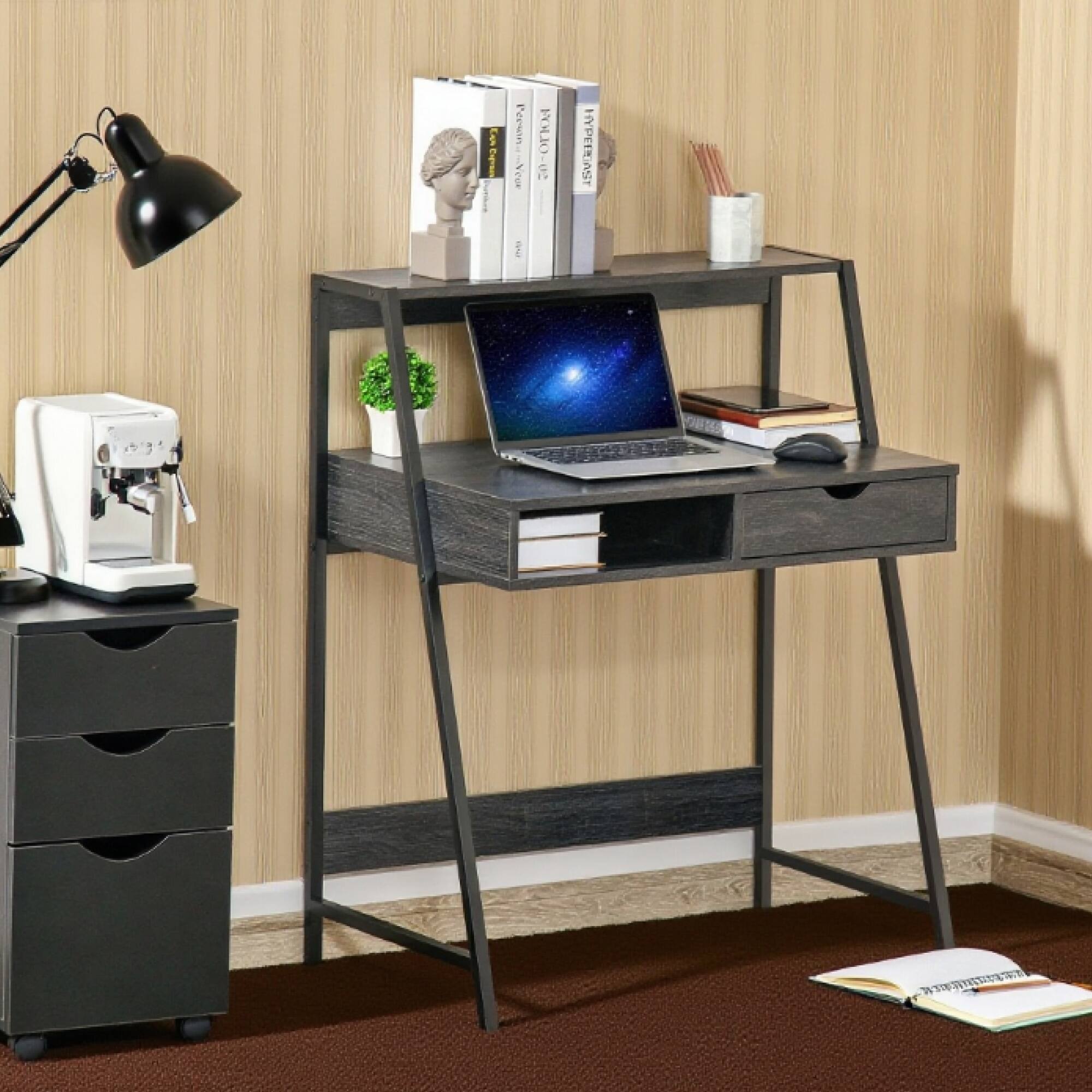 Sure, here is the corrected text:

"Lucy Pecion New York HYPEDEAST i W"