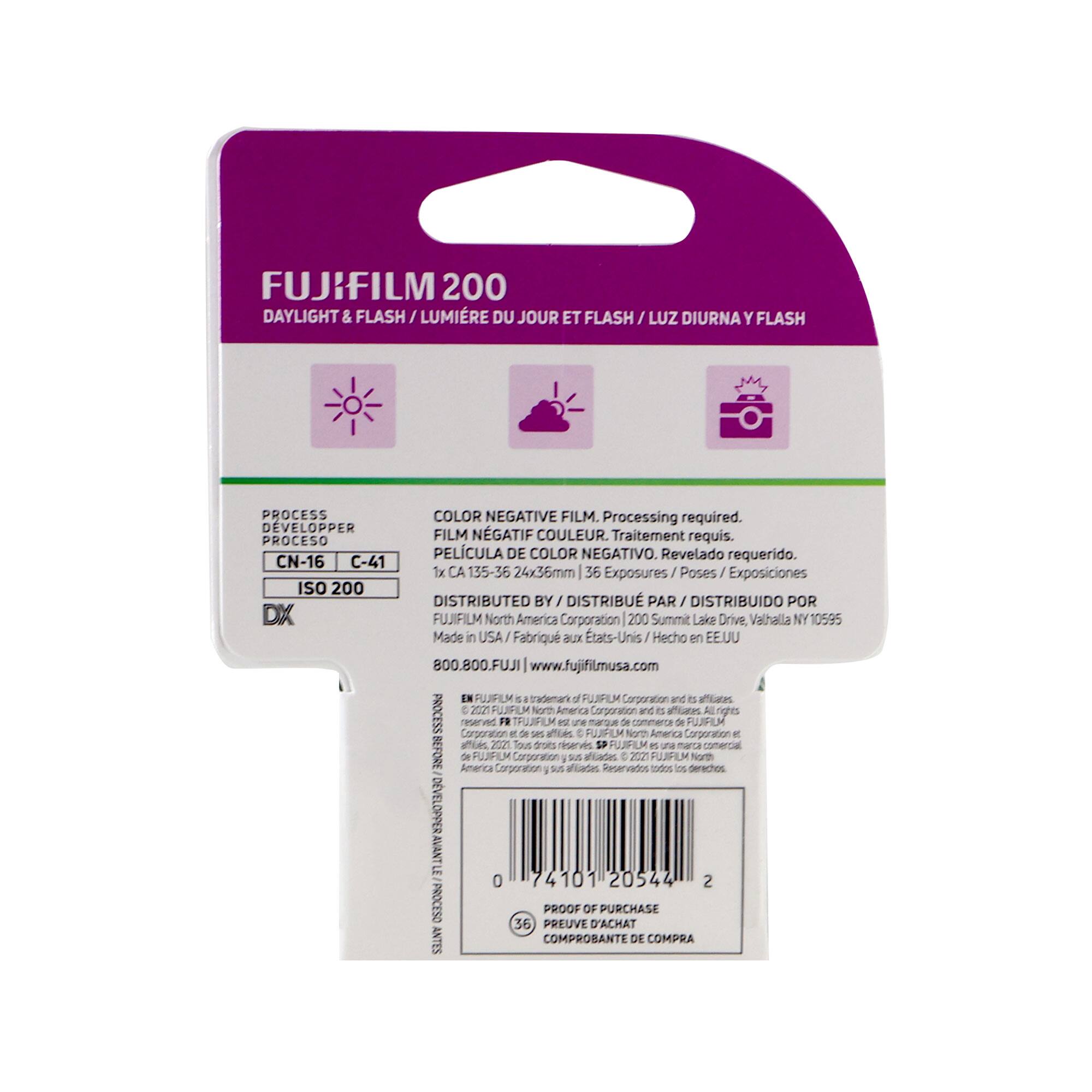 FUJIFILM 200  
DAYLIGHT & FLASH / LUMIÈRE DU JOUR ET FLASH / LUZ DIURNA Y FLASH  

PROCESS DEVELOPPER / PROCESO / CN-16 C-41  
ISO 200  
DX  
COLOR NEGATIVE FILM / FILM NÉGATIF COULEUR / PELICULA DE COLOR NEGATIVO  
Processing required / Traitement requis / Revelado requerido  

1x CA 135-35 24x35mm / 36 Exposures / Poses / Exposiciones  

DISTRIBUTED BY / DISTRIBUÉ PAR / DISTRIBUIDO POR  
FUJIFILM North America Corporation  
200 Summit Lake Drive, Valhalla, NY 10595  
Made in USA / Fabriqué aux États-Unis / Hecho en EE.UU  

www.fujifilmusa.com  

EN / FFILM is a trademark of FUJIFILM Corporation and its affiliates. All rights reserved.  
FUJIFILM - d'commenta de FUJIFILM Corporation de Se ae C PUPI Nomt America