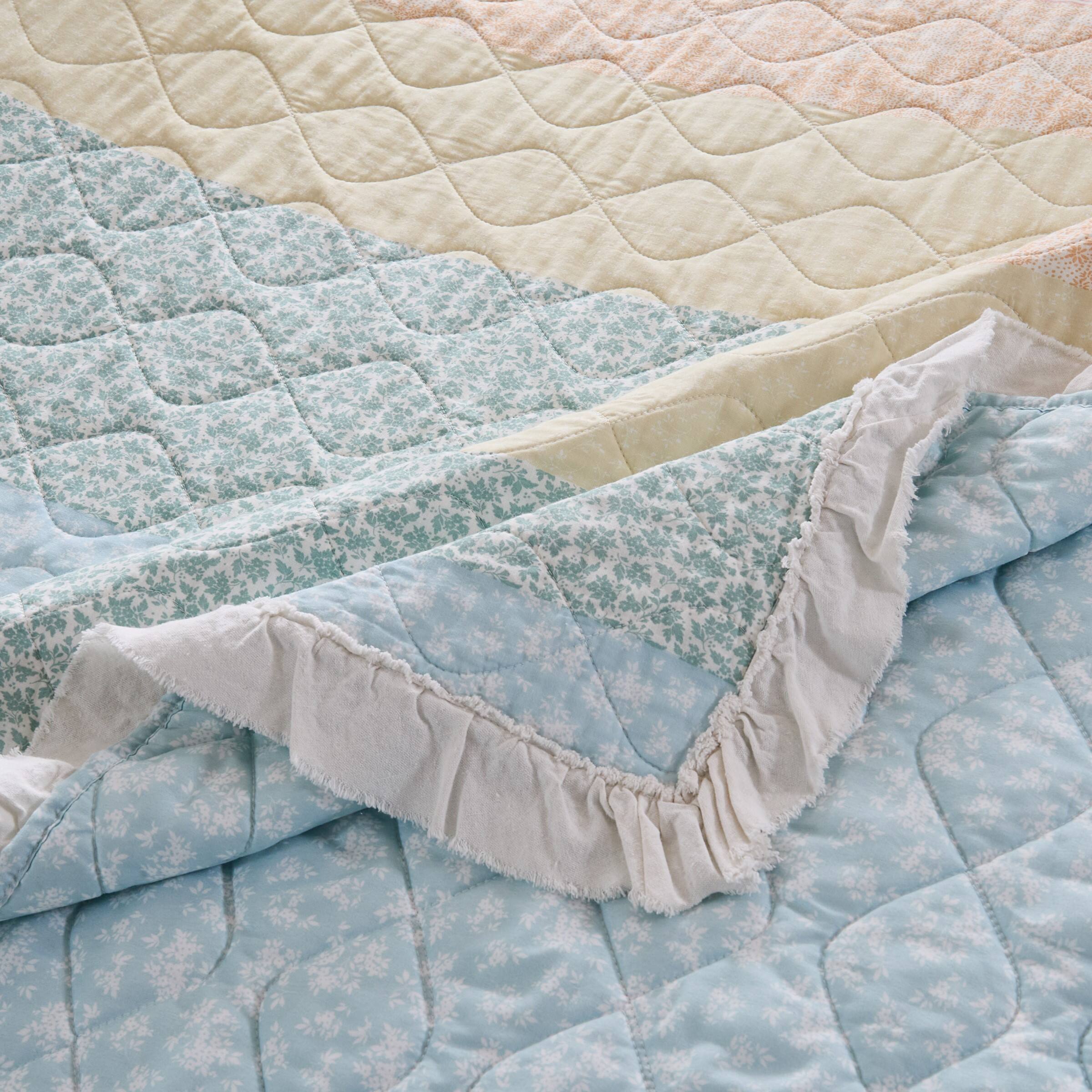 Left. BreeBe - Tessie Quilt Set 3-Piece King/Cal King - Pastel.