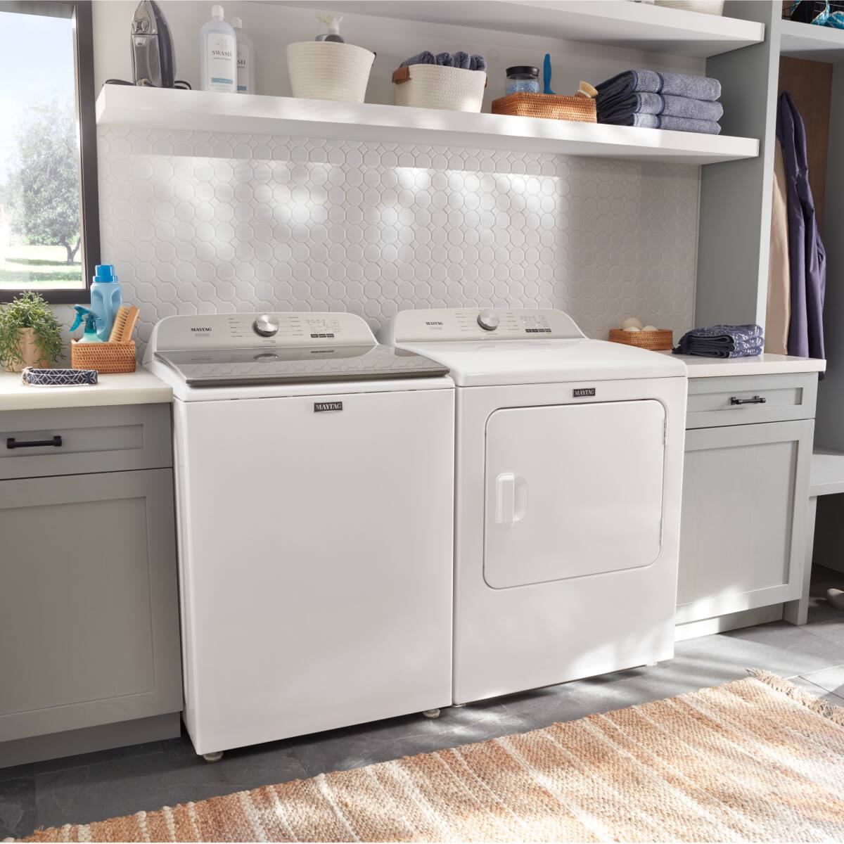 The text on the image reads:

"MAXIMA" (on the washing machine and dryer)