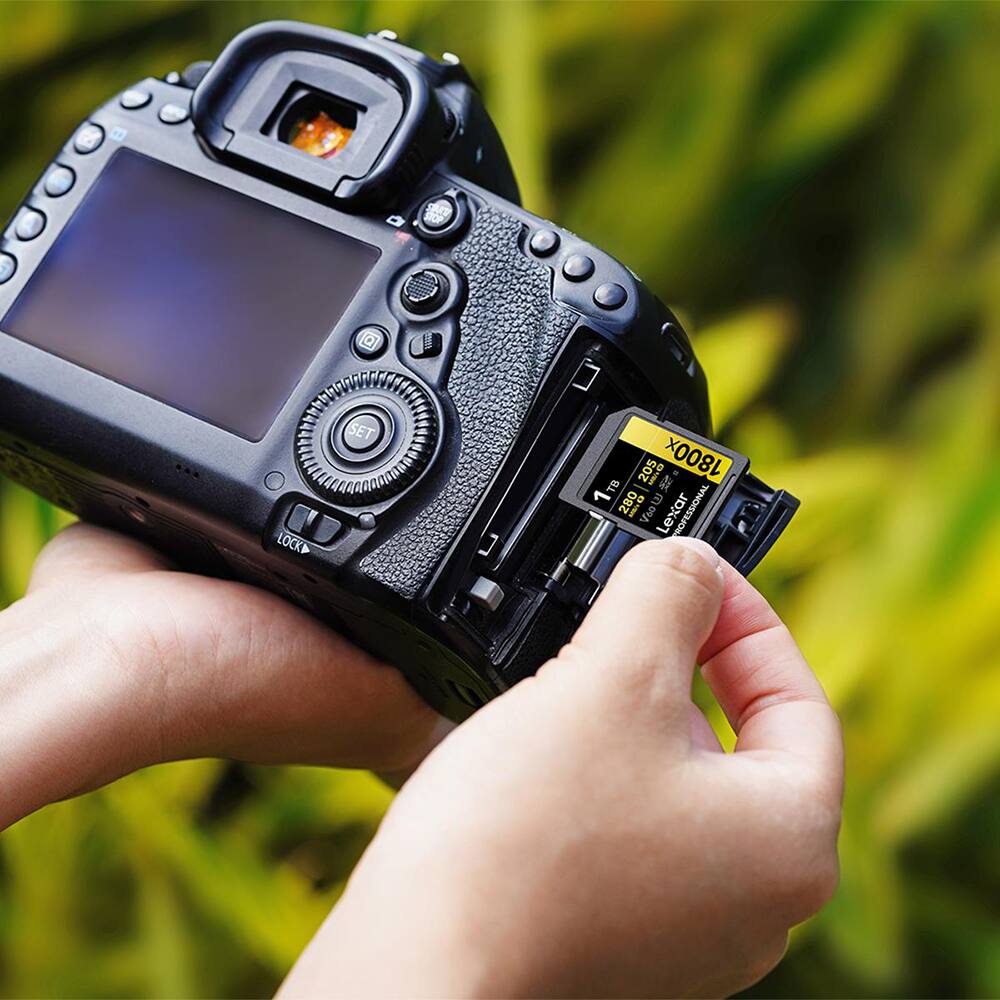 O I LOCK SET ] 205 i 0 1800x 1TB 280 0- 3 3 Uso Lexar PROFESSIONAL