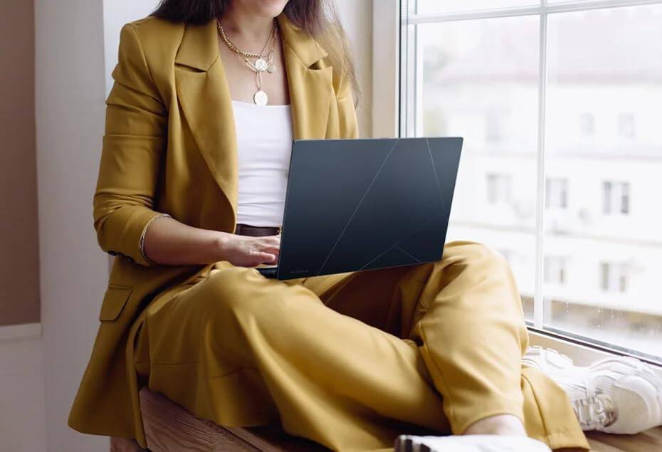 Alt View 9. ASUS - Zenbook 14 14" FHD+ OLED Touchscreen AI PC Laptop - Intel Core Ultra 9 285H - 32GB RAM - 1TB SSD - Windows 11 Pro - Jasper Gray.