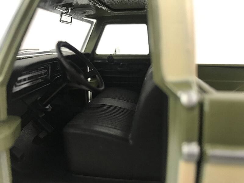 Alt View 2. Motormax - 1969 Ford F-100 Pickup Truck Light Green and Cream 1/24 Diecast Model Car by Motormax.