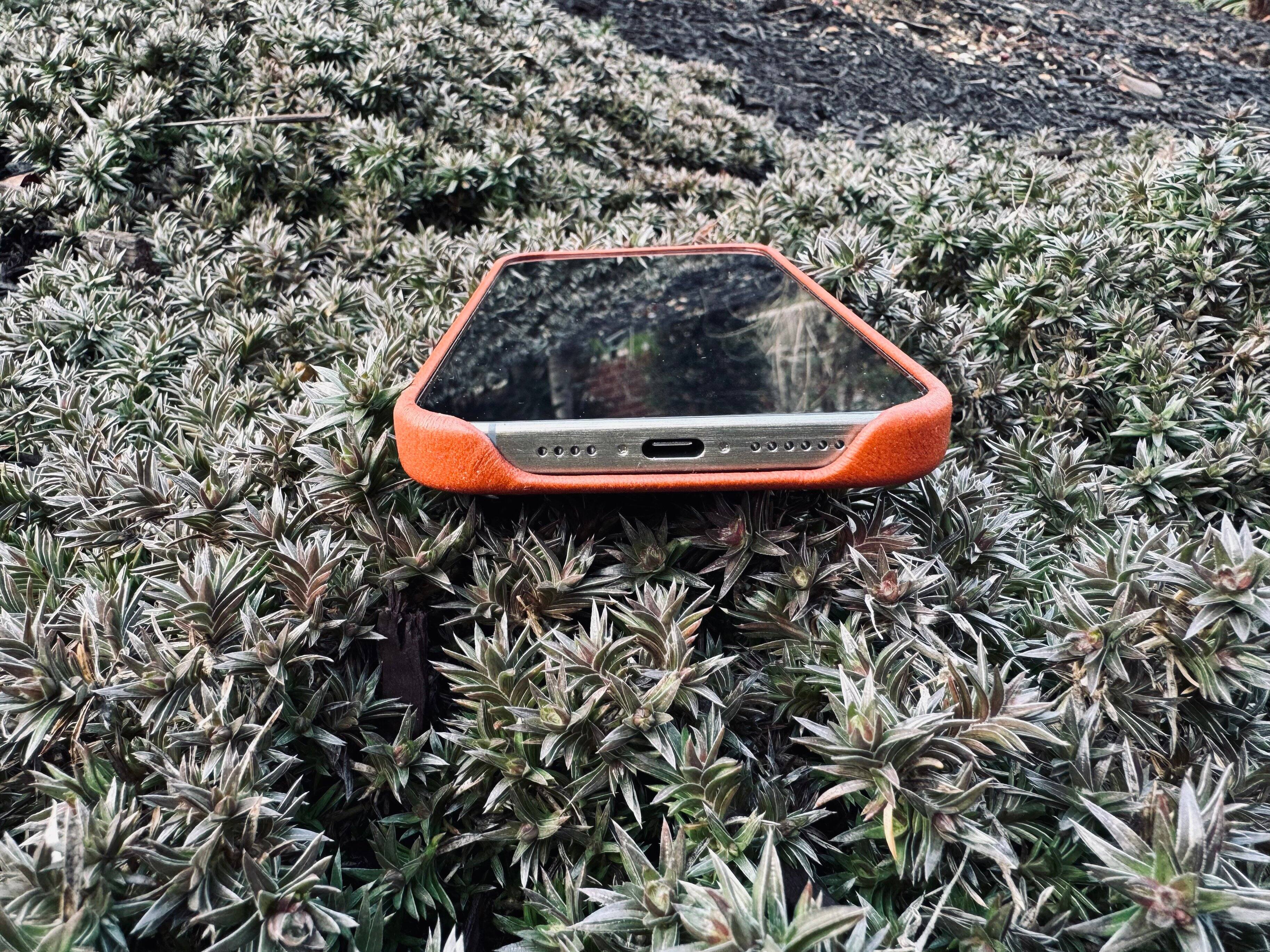 Alt View 1. LUMAZI - Handmade, Full Grain Leather, MagSafe iPhone 15 Pro Case - Sienna.