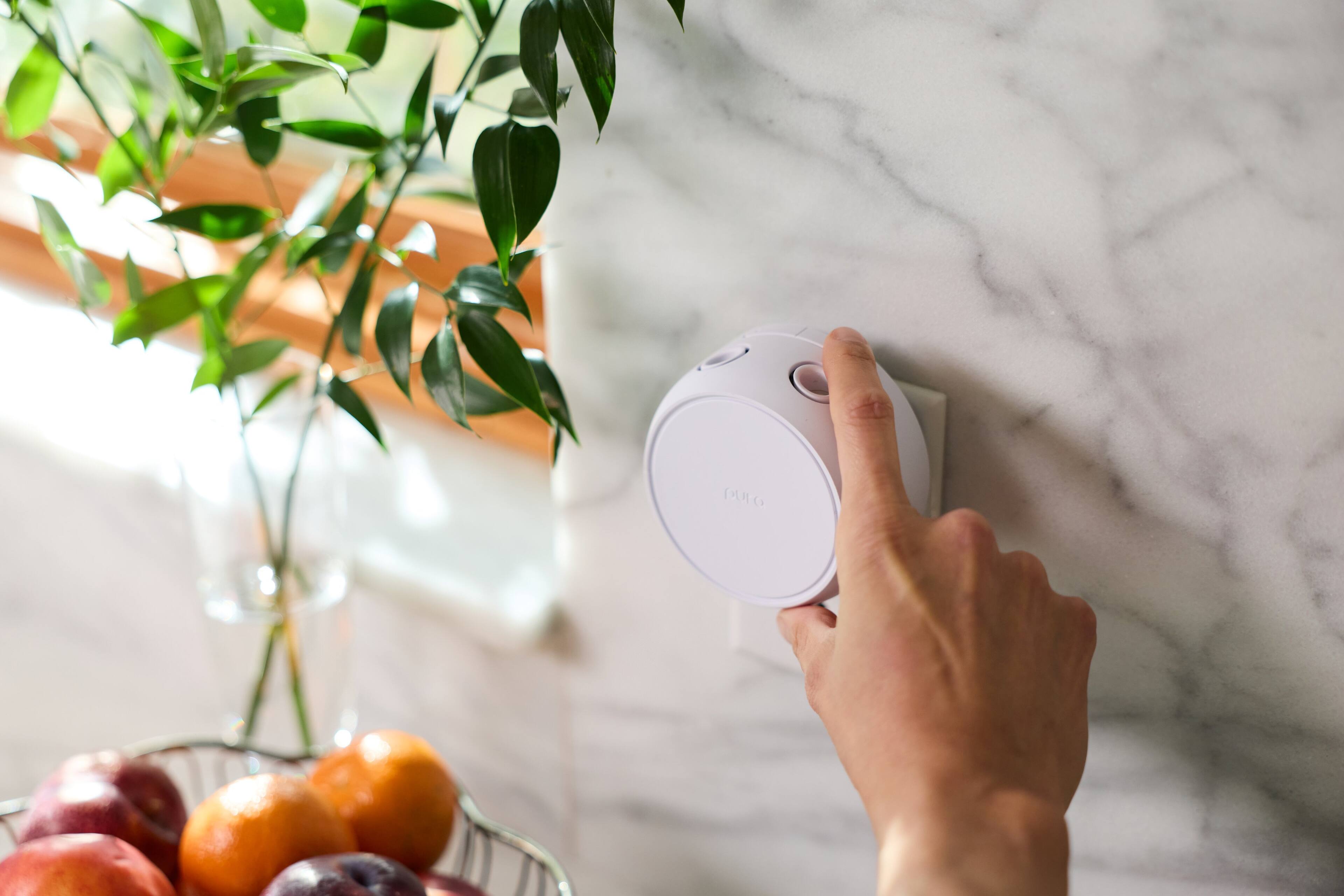 Alt View 4. Pura - Linens & Surf/Pacific Aqua V5 Smart Air Diffuser Set - White.