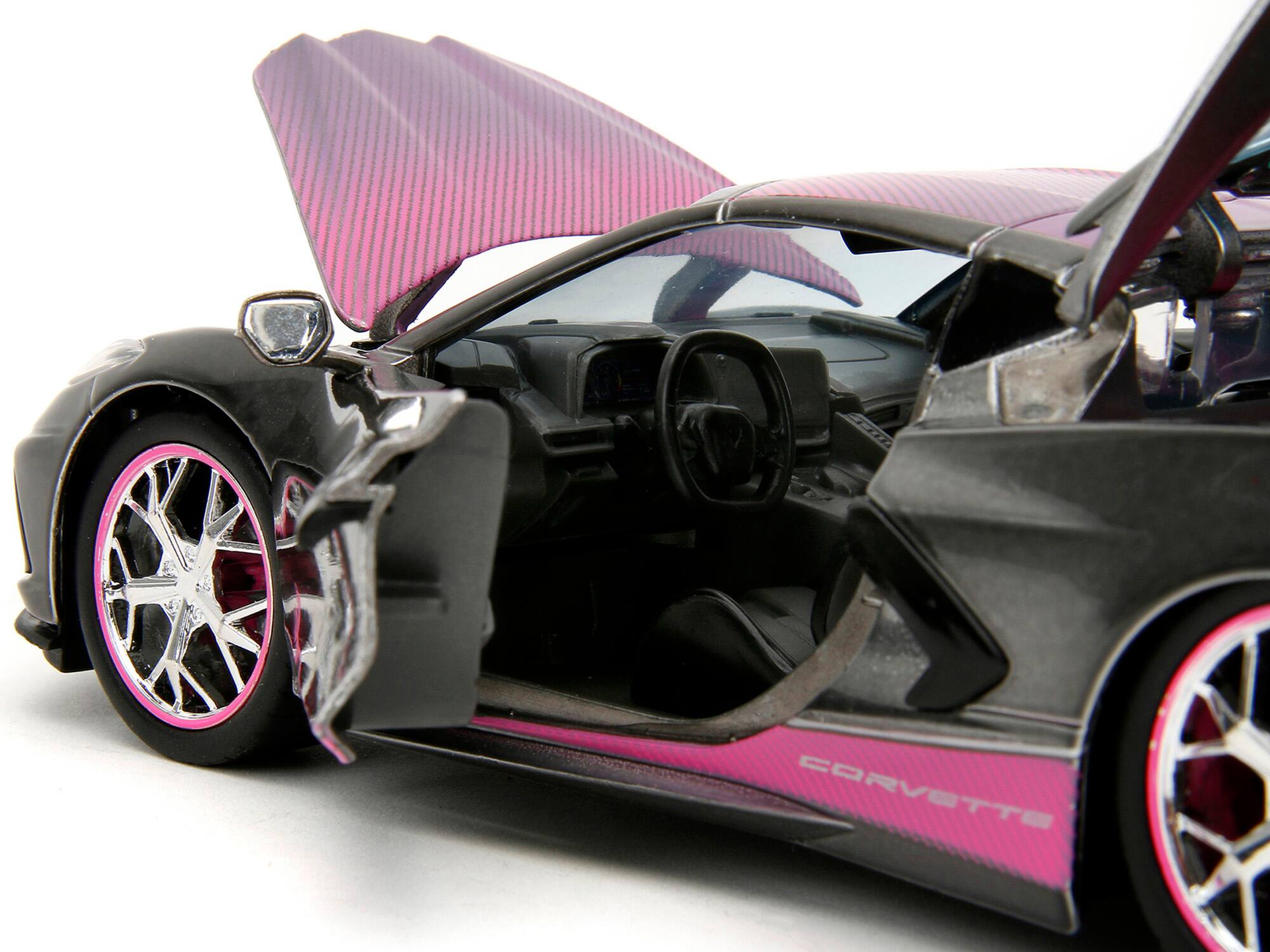 Left. Jada - 2020 Chevrolet Corvette Stingray Gray Metallic with Pink Carbon Hood and Top "Pink Slips" Series 1/24 - Gray Metallic With Pink.