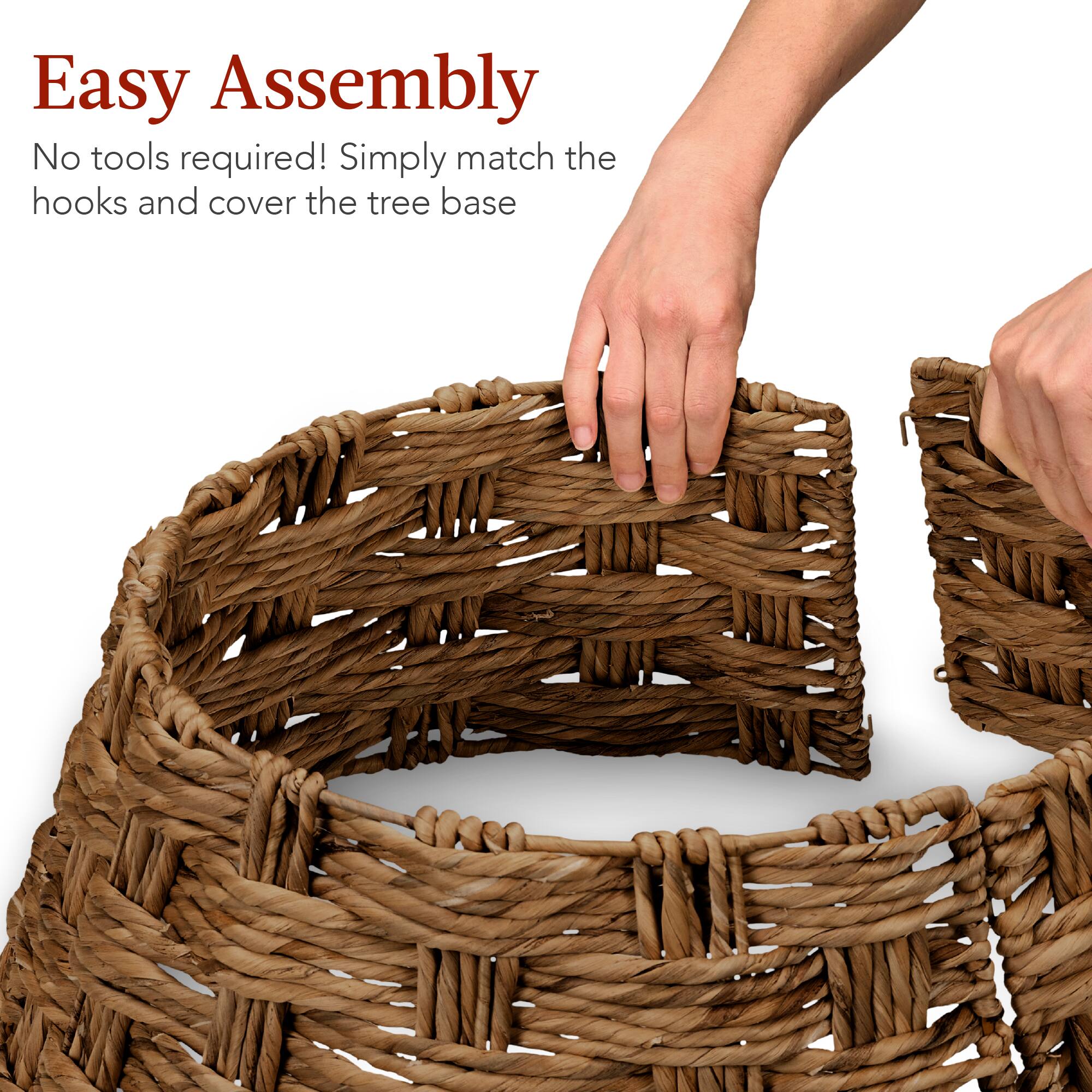 Easy Assembly  
No tools required! Simply match the hooks and cover the tree base