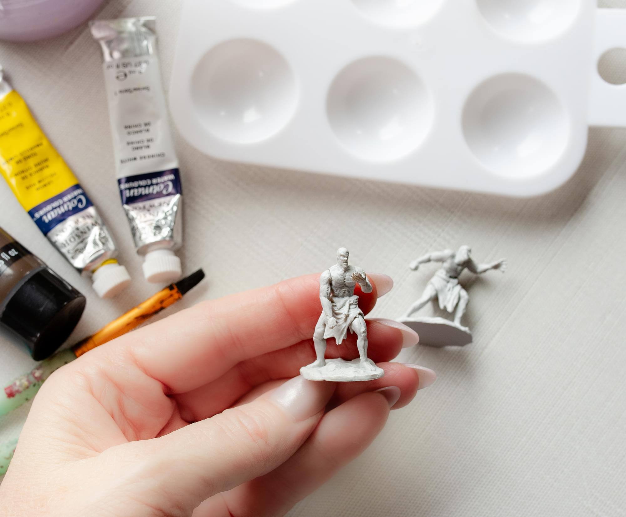 The text in the image appears to be a mix of letters and numbers, possibly from a label or packaging. Here is the corrected and grouped text:

- GRDD
- Cotman
- DLOSNEM
- OL

The text seems to be a combination of different elements, possibly from multiple sources.