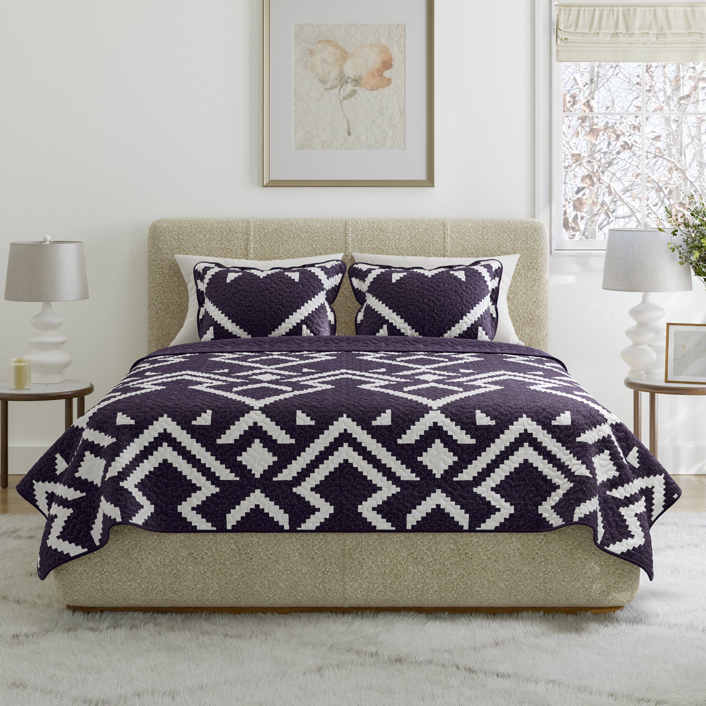 Left. Lavish Home - 3pc Navy Geo King Quilt - Navy/White.