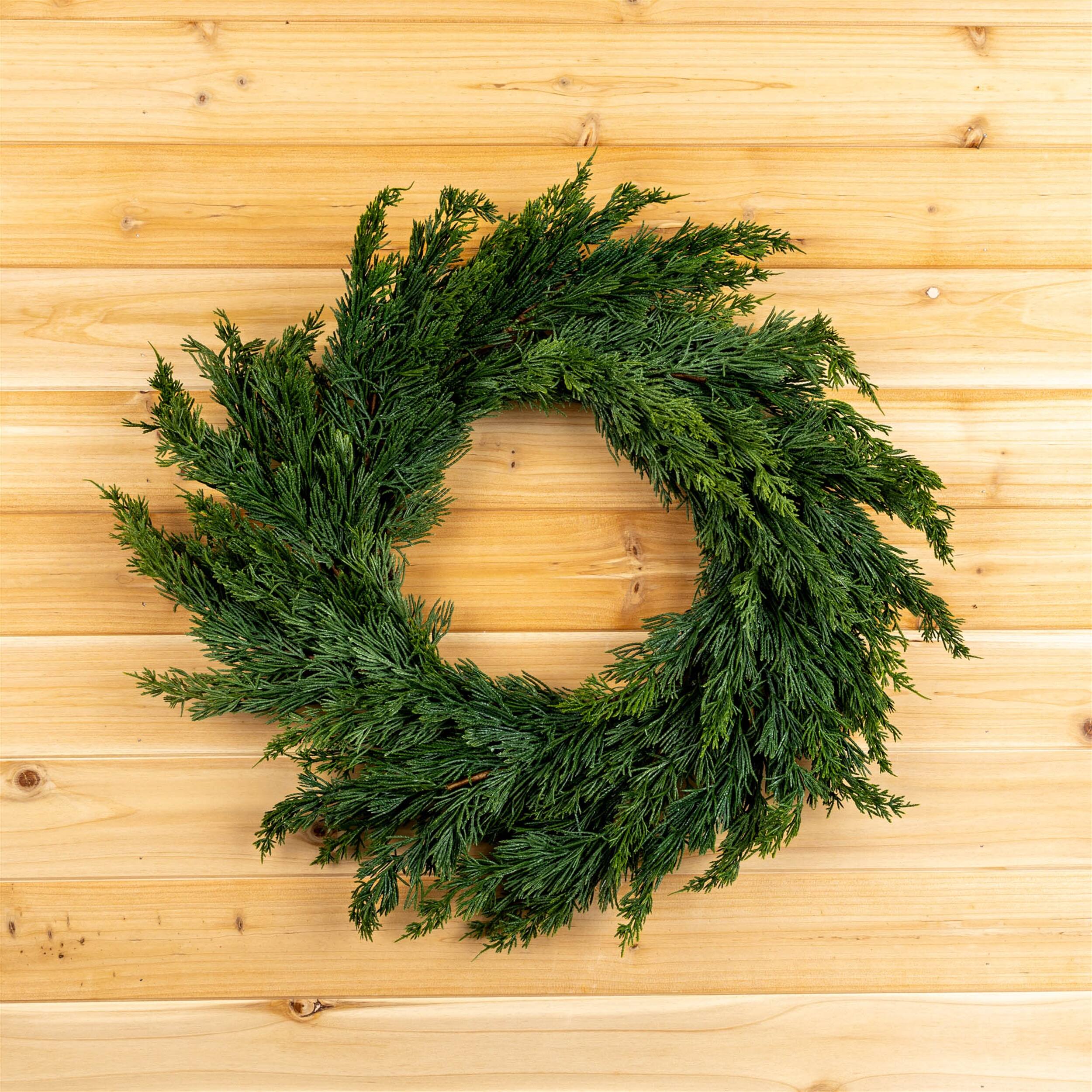 Angle. BreeBe - Variegated Pine Wreath 25"D - Green.