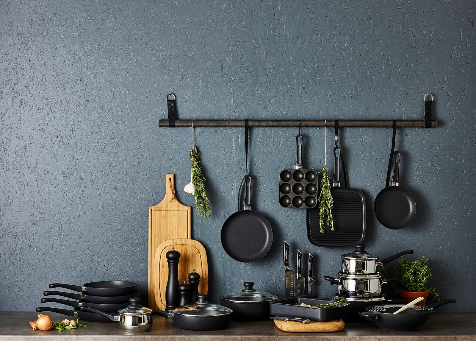 Alt View 4. Scanpan - Classic 9.25" Stir Fry Pan - Black.