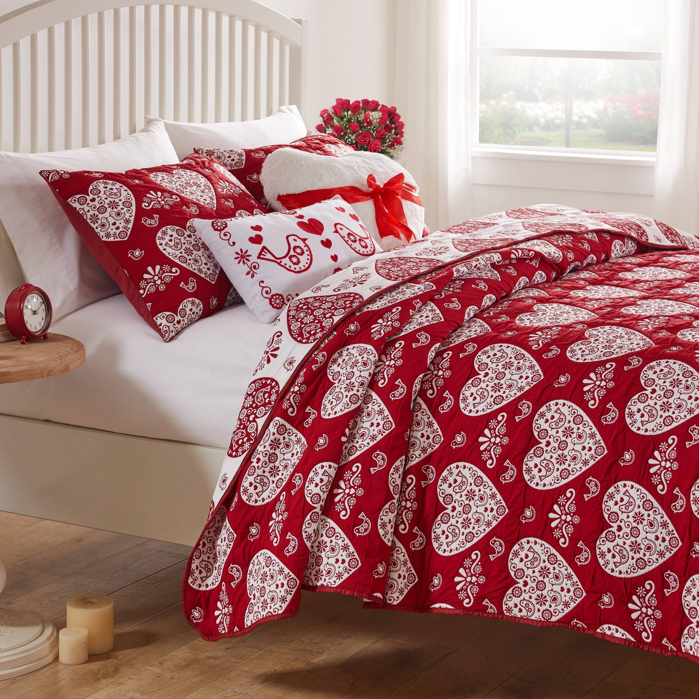 Angle. BreeBe - Lovebirds Quilt Set 3-Piece Full/Queen - Red.