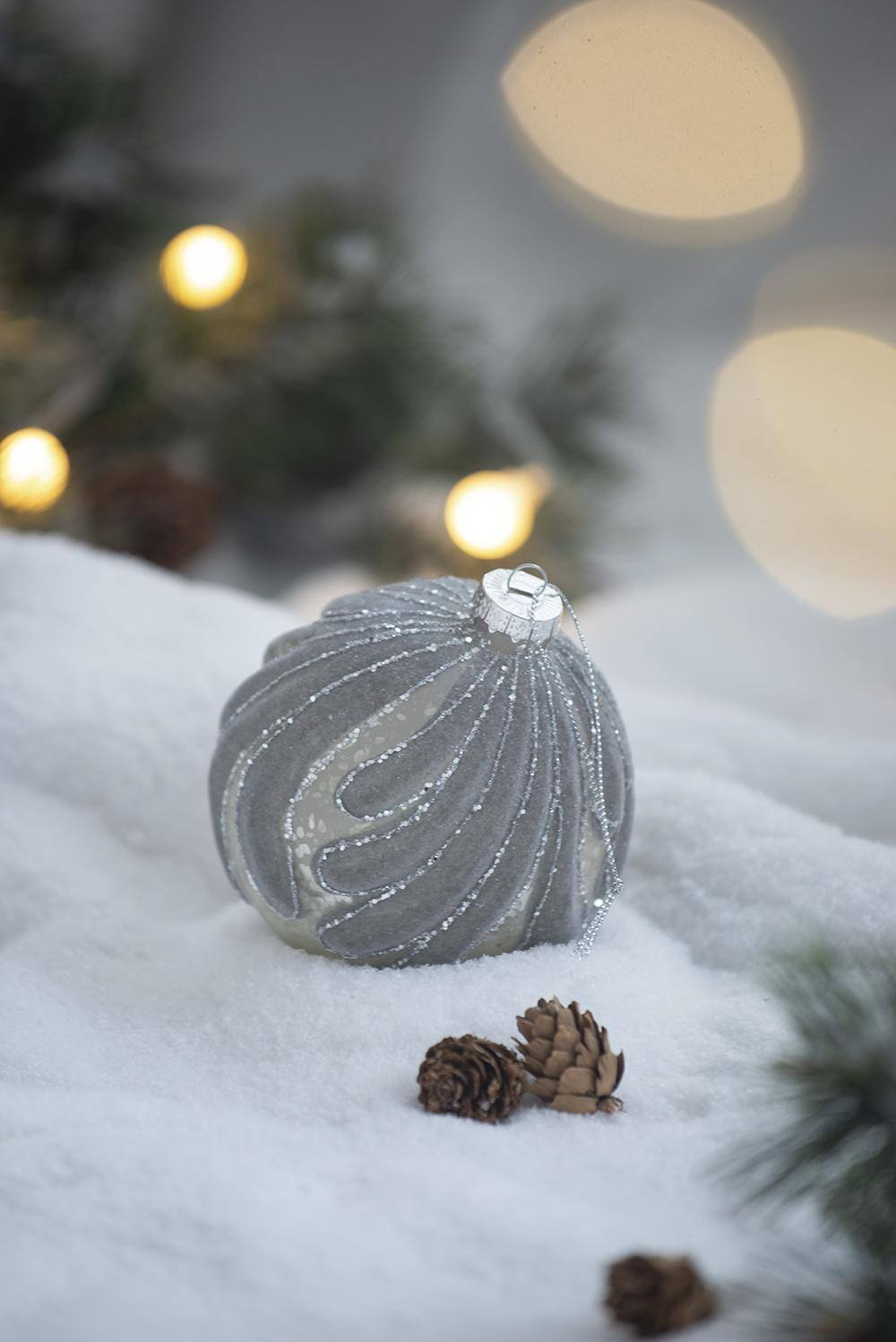 Back. Dexmalle - Dexmalle-D3.9 Christmas Tree Decorative Glass Hanging Ball Ornaments,Set of 6-Silver - Silver.