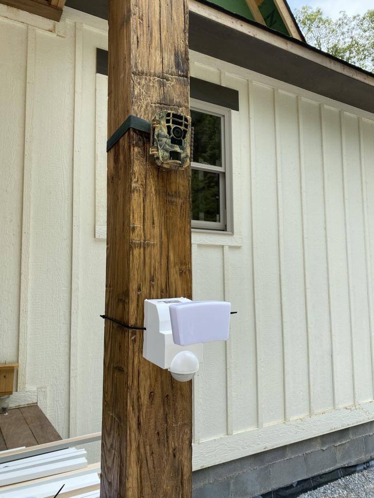 Left. IQ America - IQ America 500 Lumen Battery Operated LED Motion Security Flood Light Wall Eave Universal Mount Indoor/Outdoor WH - White.