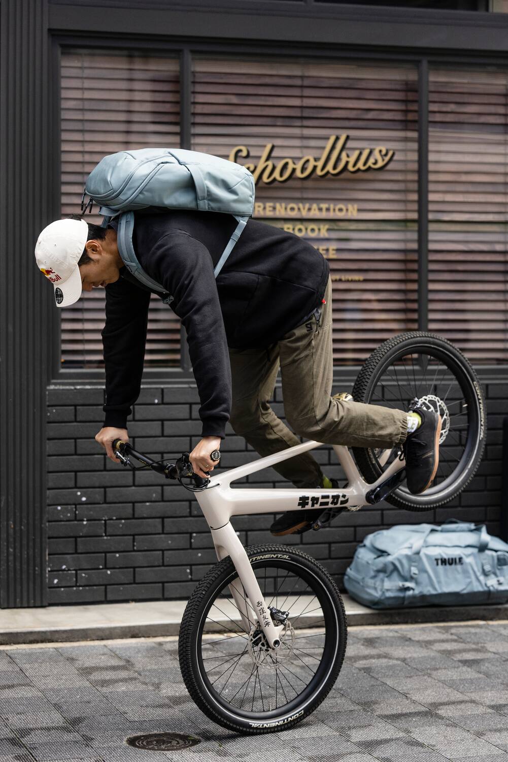 N Bull hoolbus RENOVATION BOOK EE IS S  
TINENTAL THULE  
CONTINENTAL