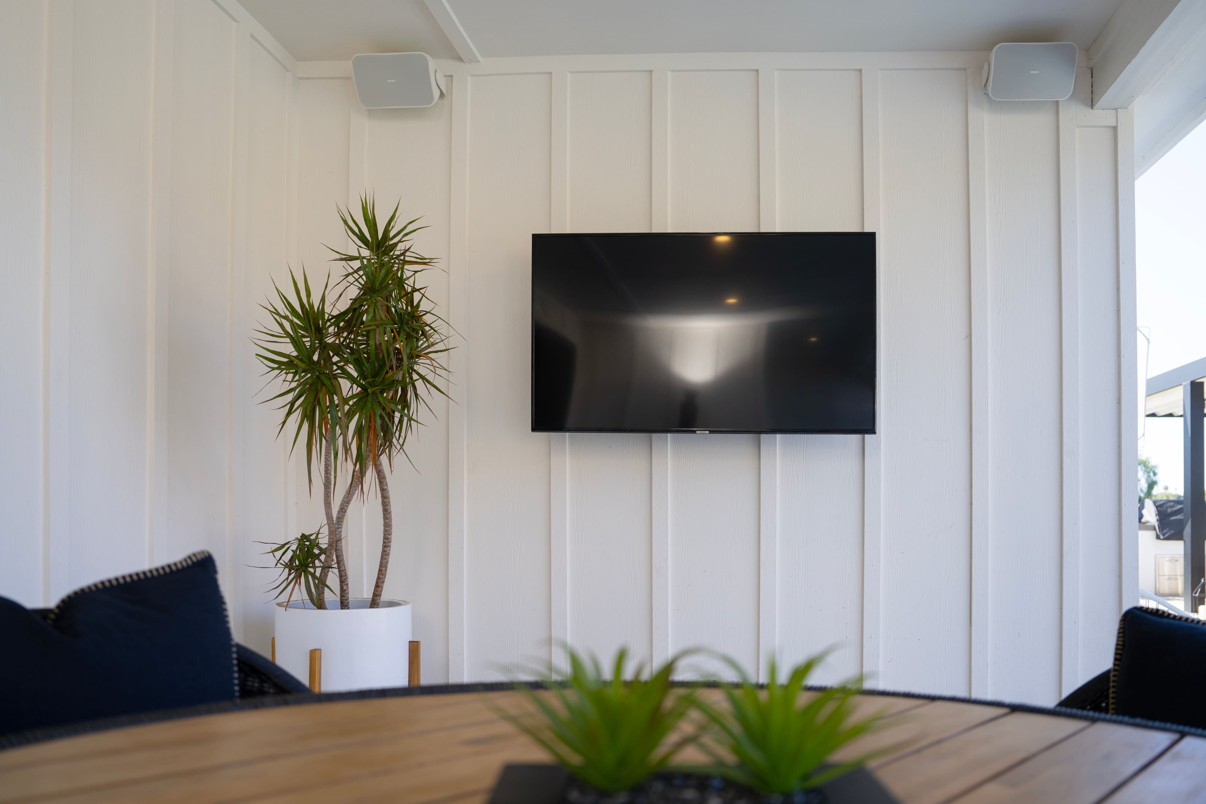 Alt View 30. Sonance - MAGO6SYSV3 - Mag Series 2.0-Ch. Outdoor Speaker System Powered By Sonos (Each) - Paintable White.