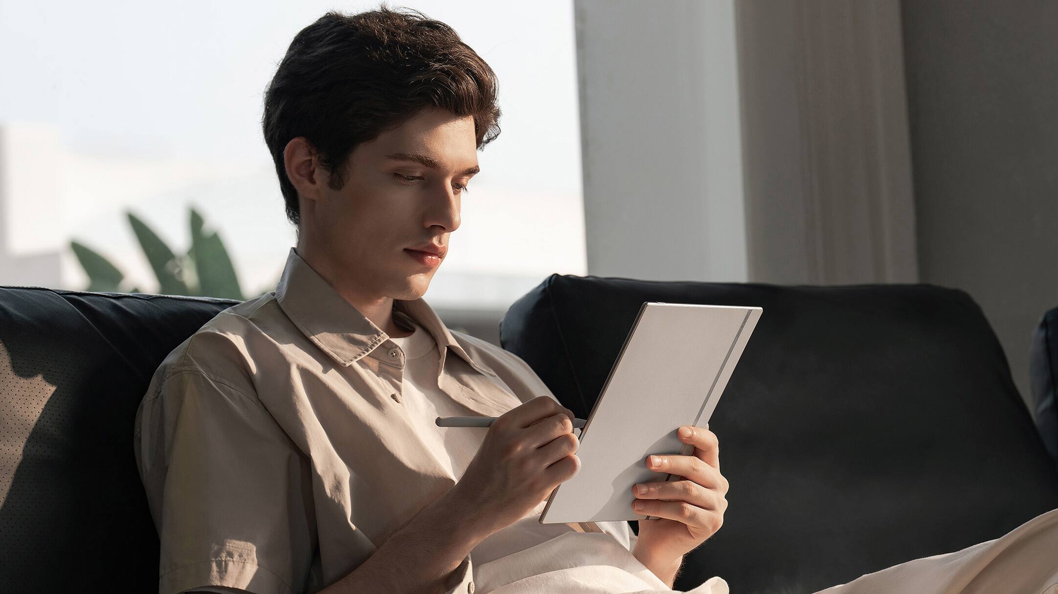 Alt View 21. BOOX - 10.3" Go E-Reader (64GB) - White.