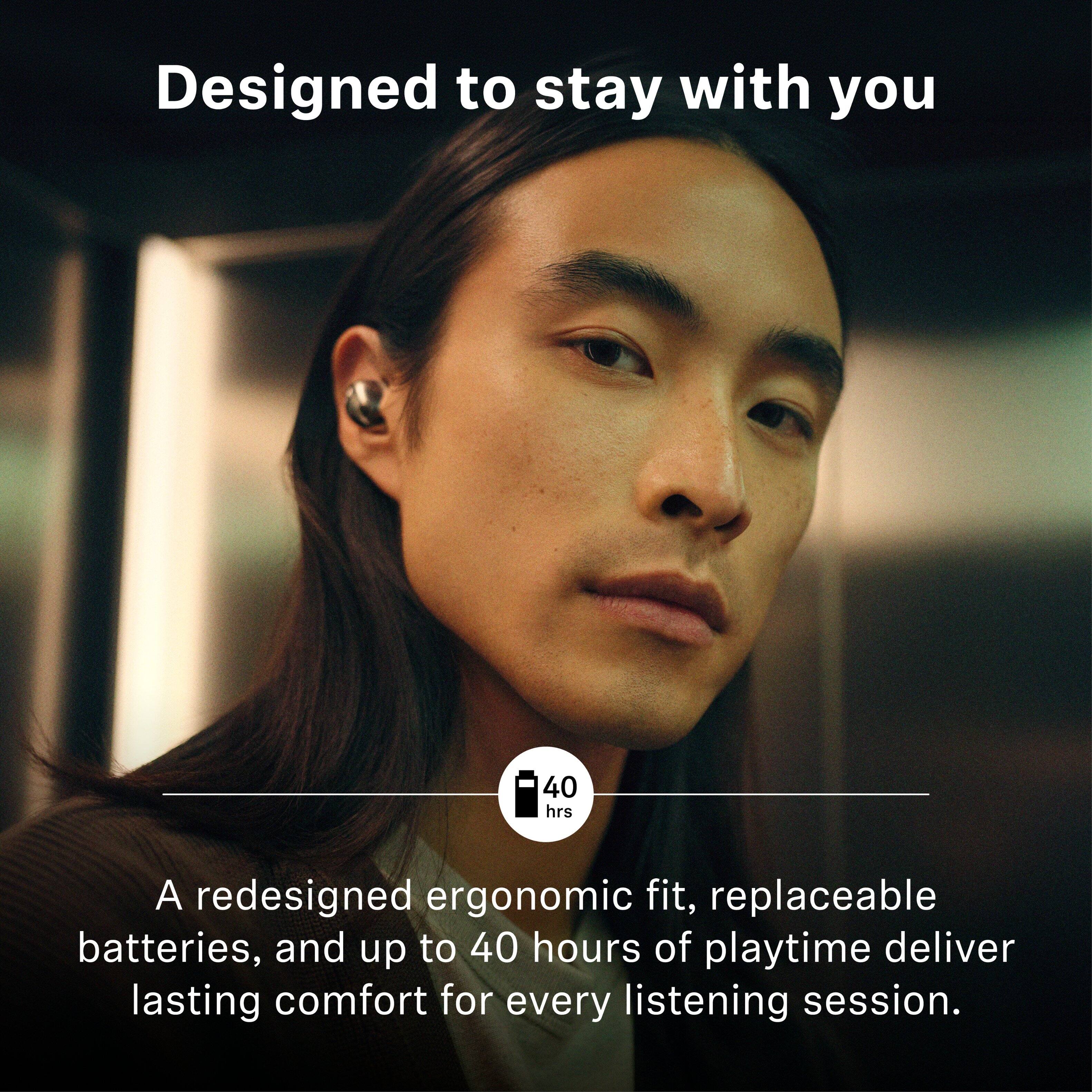 Designed to stay with you

40 hrs

A redesigned ergonomic fit, replaceable batteries, and up to 40 hours of playtime deliver lasting comfort for every listening session.